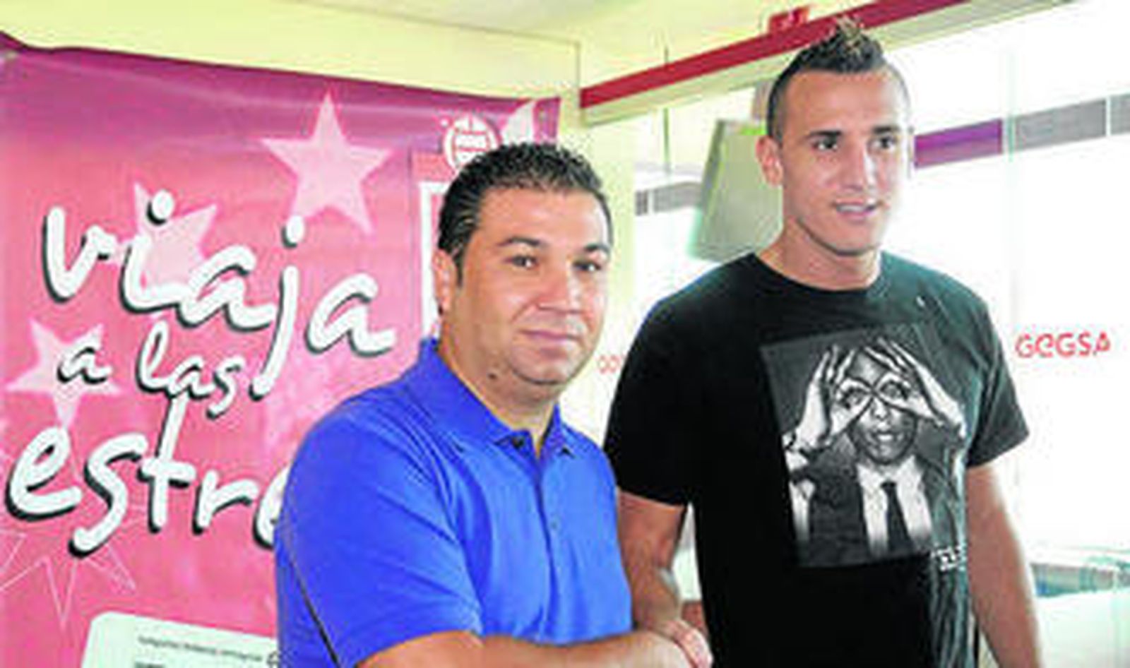 Cordero y Yebda se saludan durante la presentación.