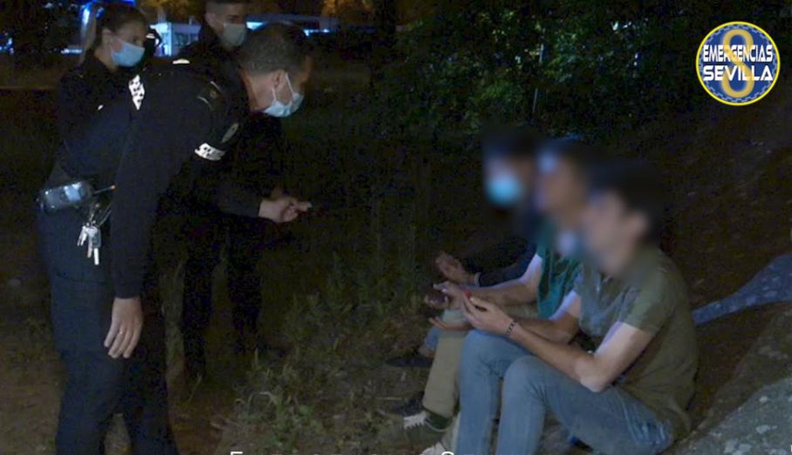 Cuatro jóvenes detenidos por grabarse bebiendo en el capó de un coche en marcha en Sevilla.