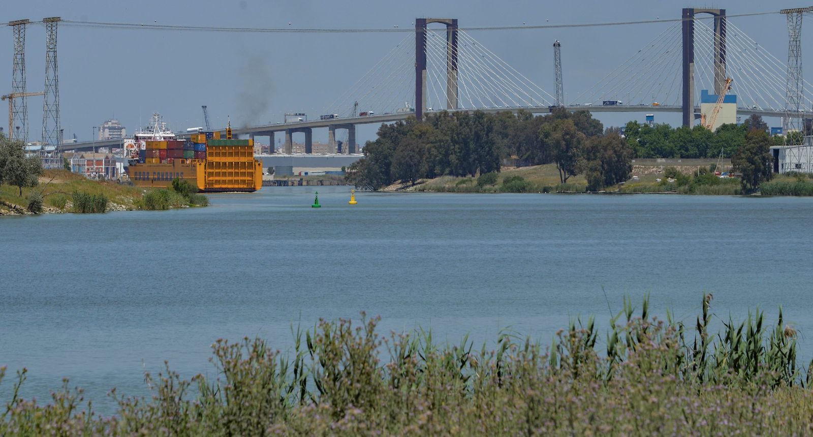 Vista del puente del Centenario desde la zona de la dársena más próxima a la esclusa.