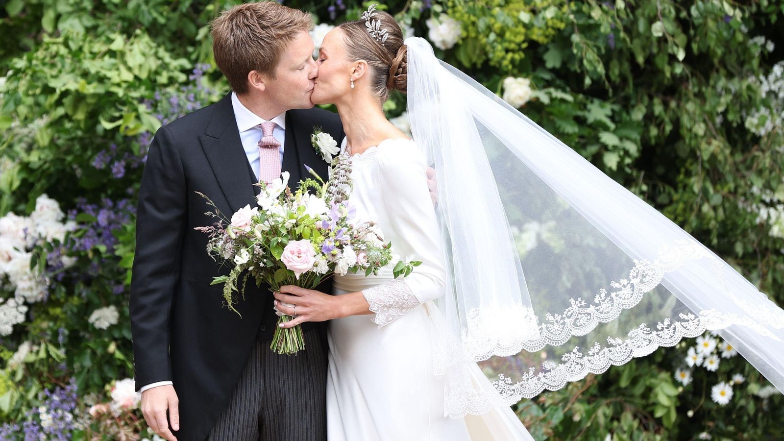 Los duques de Westminster se besan tras contraer matrimonio este viernes Los duques de Westminster se besan tras contraer matrimonio este viernes