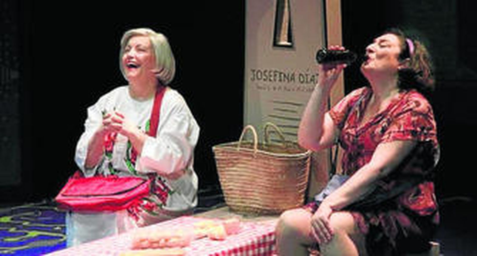 Las dos protagonistas comiendo sobre una tumba.