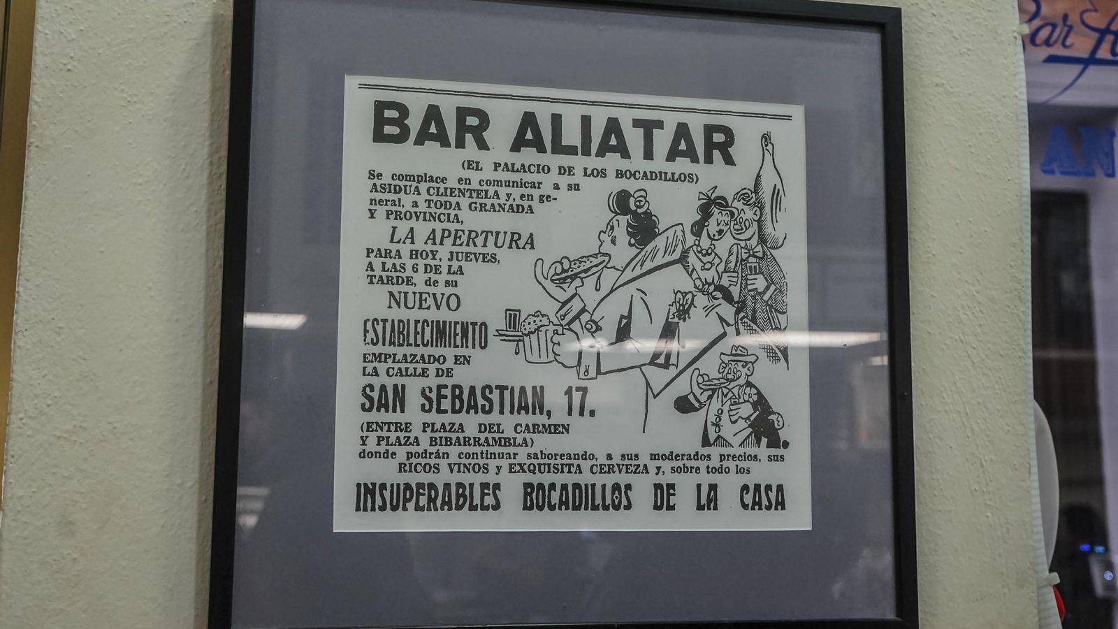 Parte de la historia del Bar Aliatar se puede ver en sus paredes