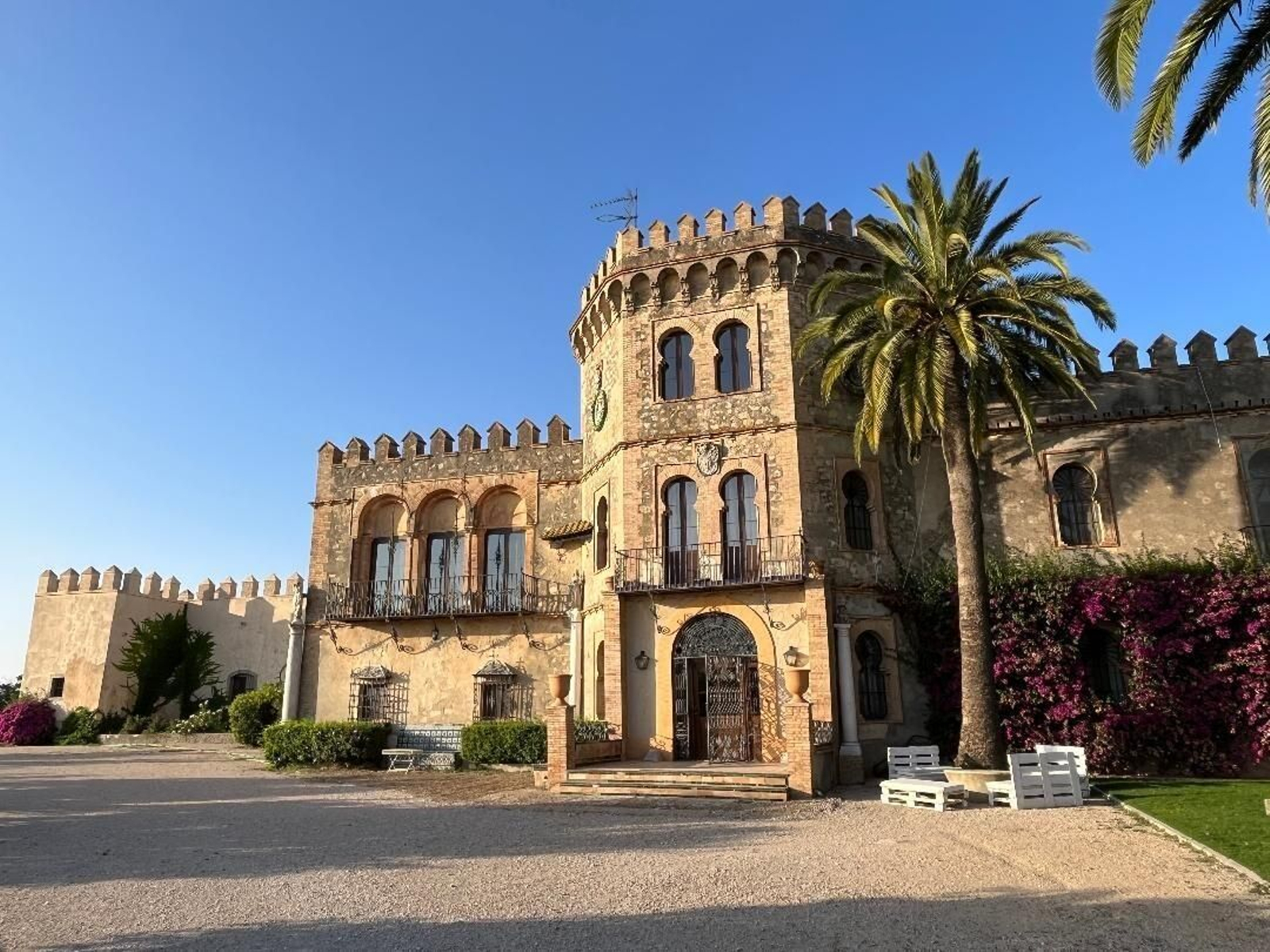 Preciosa fachada de la casa principal del Cortijo Las Quinientas.