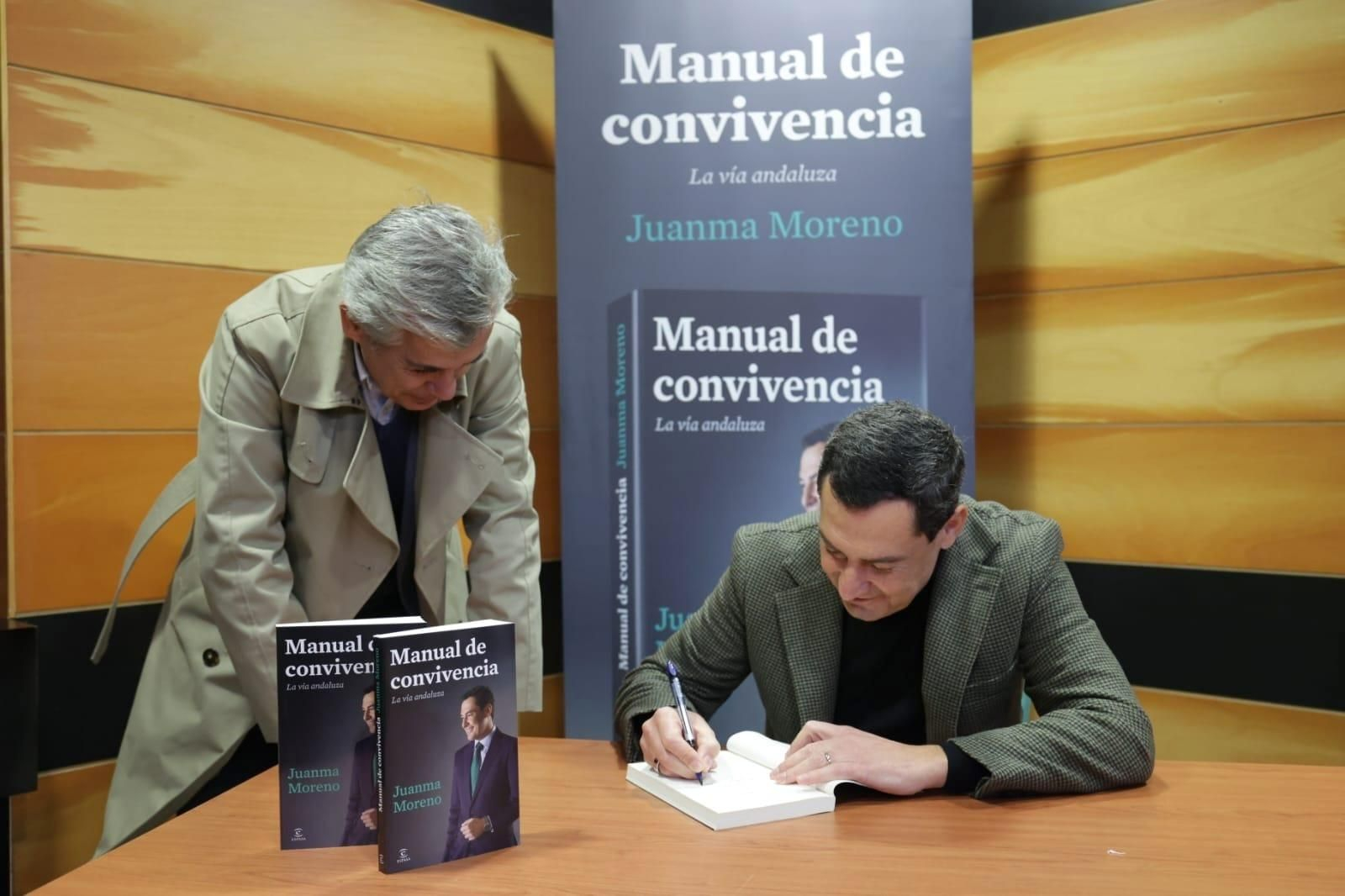 Juanma Moreno presenta en Córdoba su libro 'Manual de convivencia', en imágenes