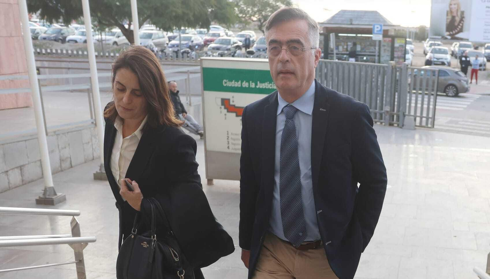 Barrientos entrando a Ciudad de la Justicia junto a su letrada. Barrientos entrando a Ciudad de la Justicia junto a su letrada.