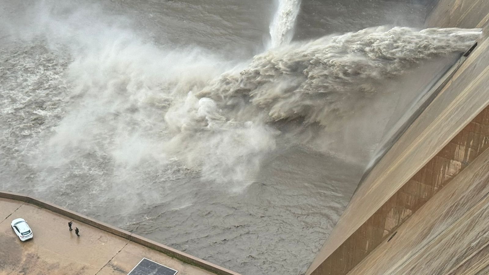 Dos trabajadores de la presa comprueban que todo funciona corrrectamente