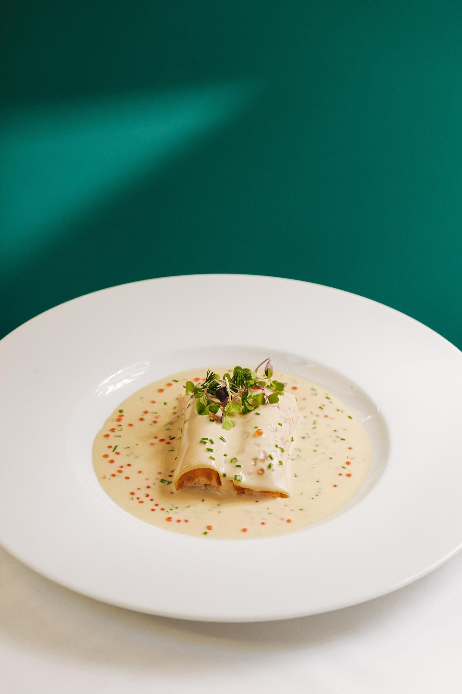 Canelones de merluza y bogavante, salsa de cava y huevas de trucha.jpg