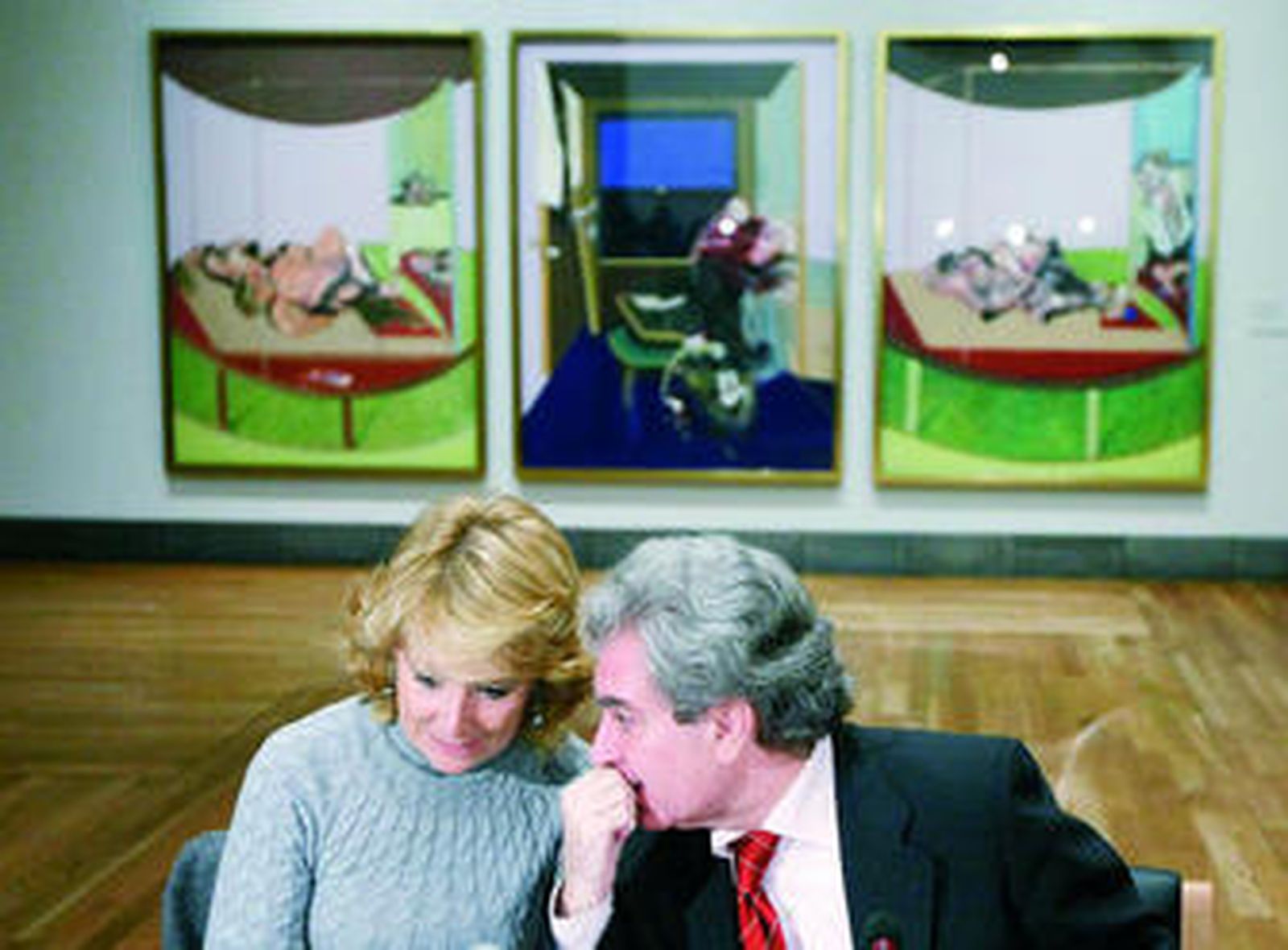 Aguirre y Molina conversan ante el tríptico de Bacon que se inspira en un poema de T.S.Eliot.