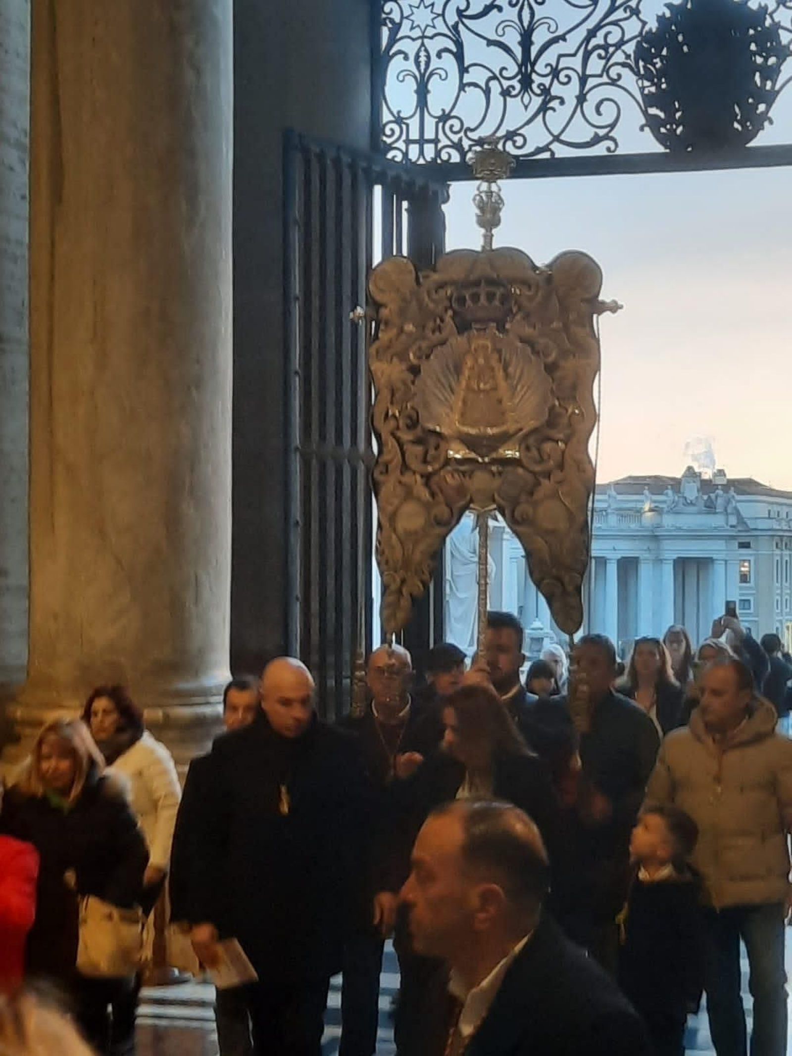 Dos Simpecados onubenses de la Santísima Virgen del Rocío coinciden en la ciudad de Roma, en imágenes