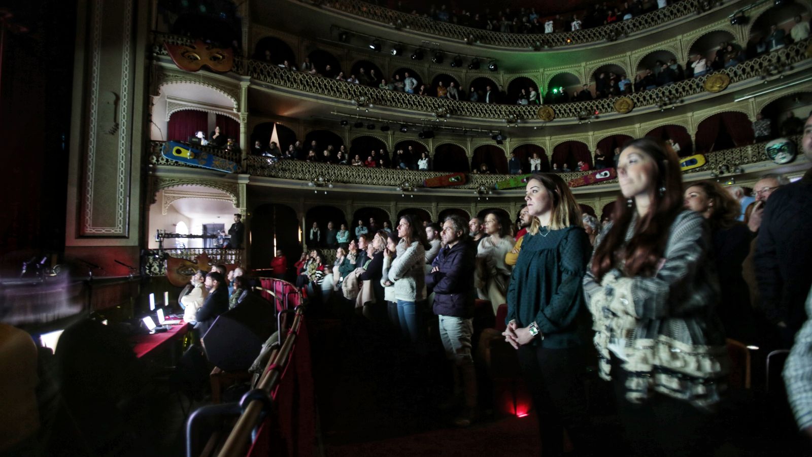 El teatro guardó un minuto de silencio por los carnavaleros fallecidos el año pasado