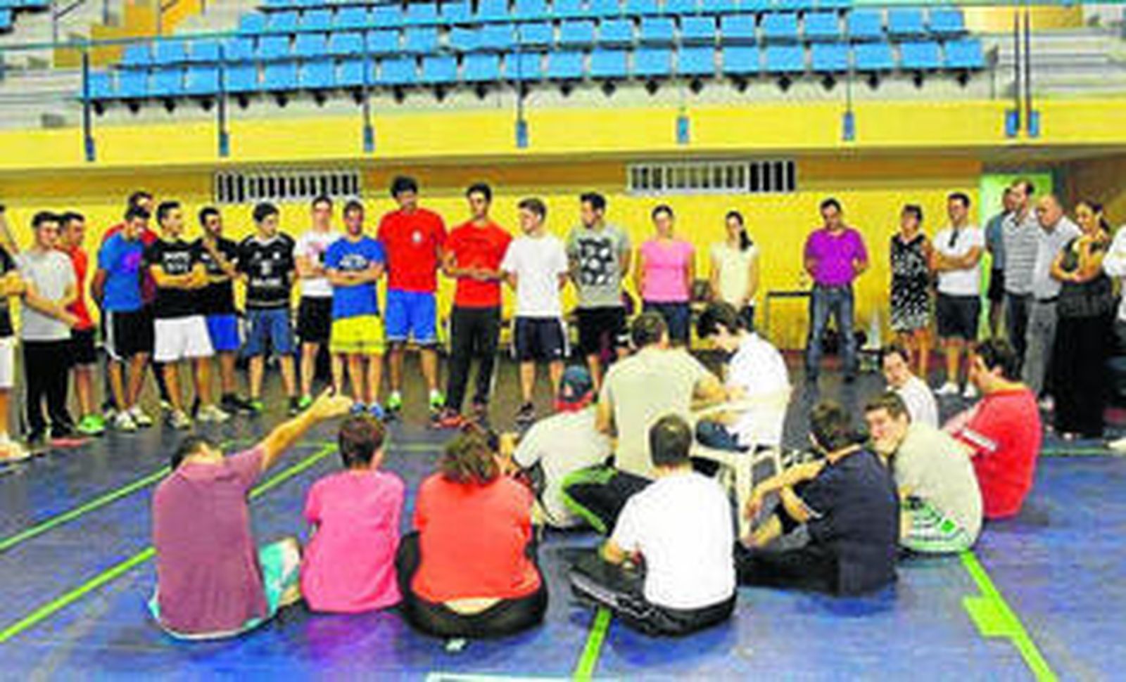 Los participantes en una jornada en el pabellón deportivo.