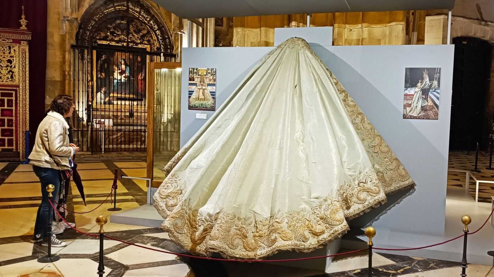 El manto celeste de la Virgen de los Reyes en la exposición.