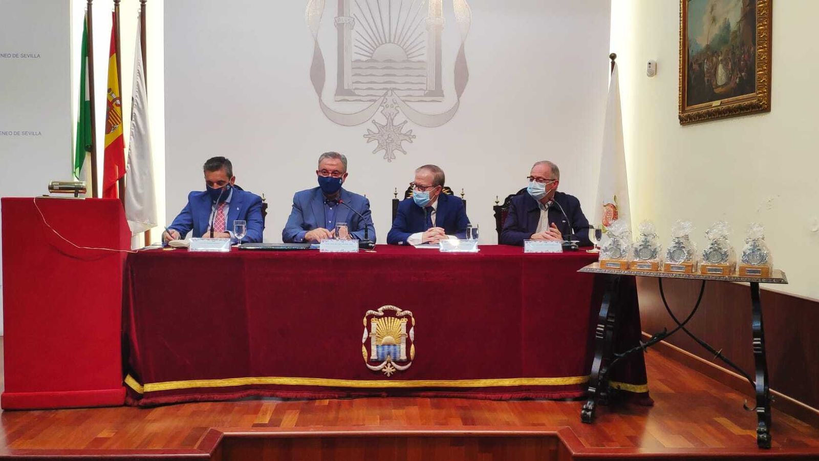 El gerente de la Ciudad de San Juan de Dios de Alcalá de Guadaíra, el consejero Provincial, el presidente del Ateneo y el superior de la Ciudad en la presentación de la exposición.