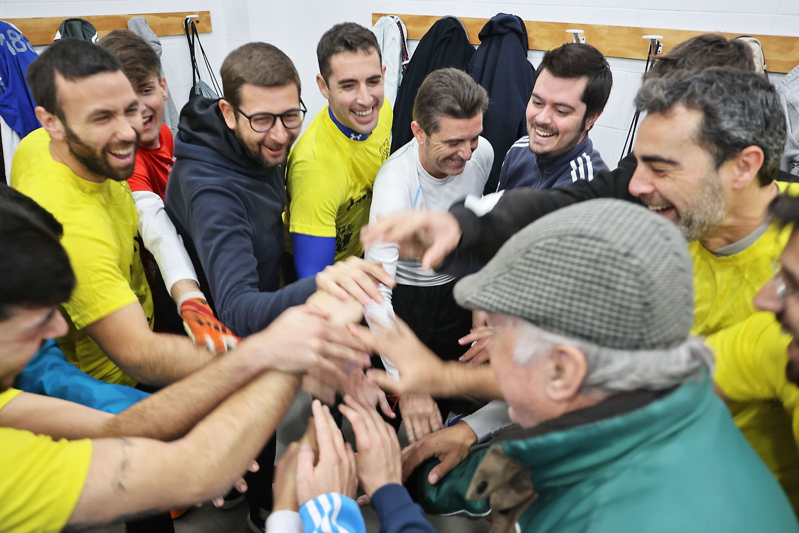 Periodistas y políticos disputan su tradicional partido navideño de fútbol