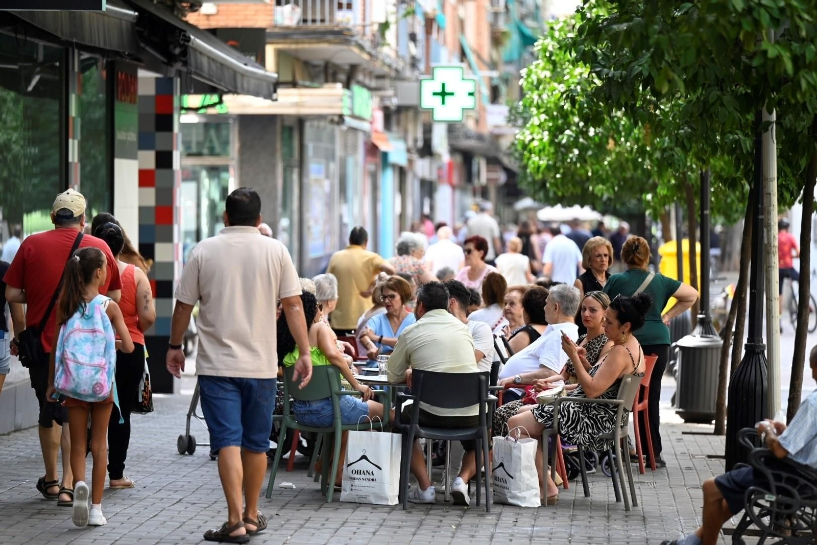 Vecinos en la avenida de Barcelona. Vecinos en la avenida de Barcelona.
