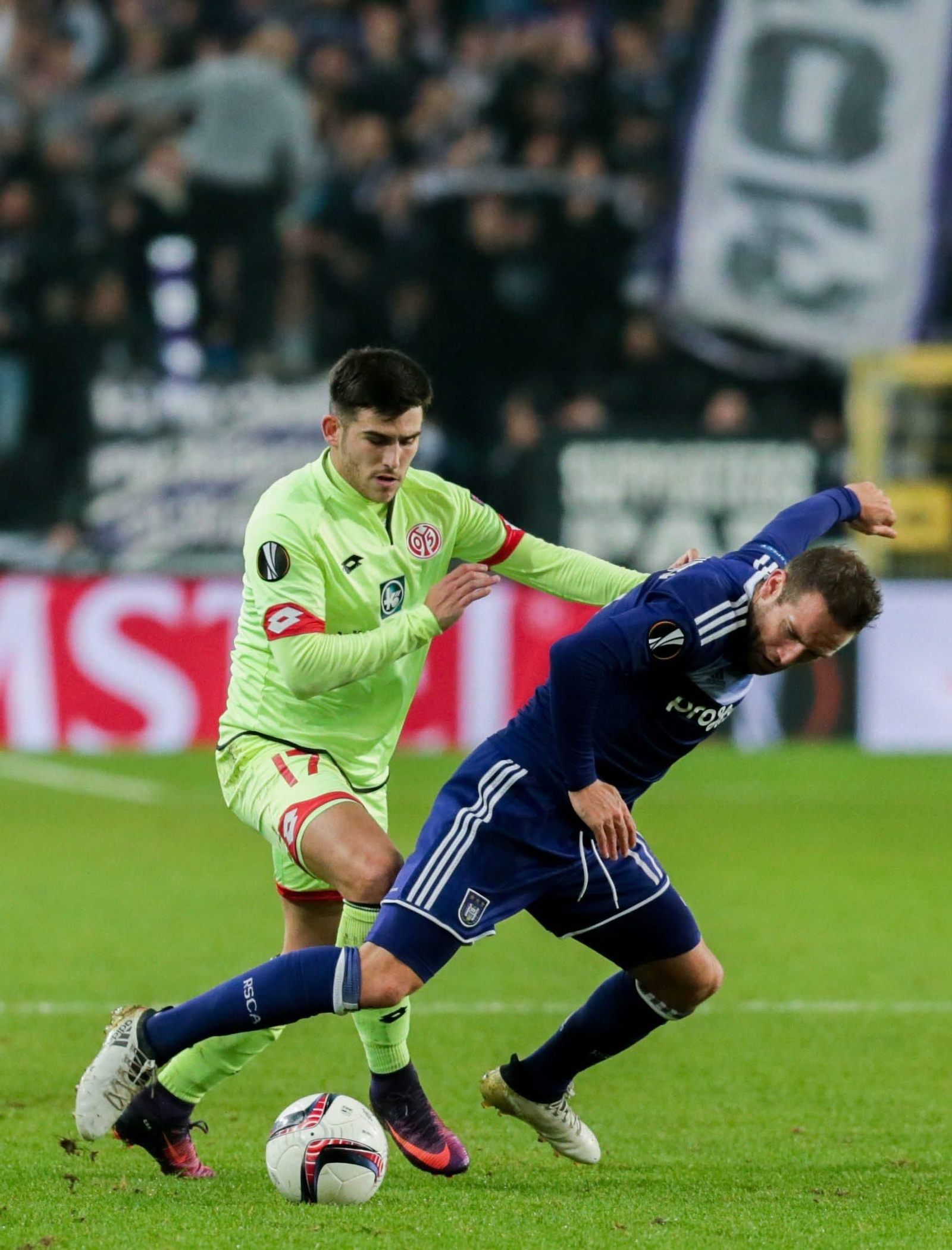 Capel, a la derecha, en un choque de Europa League ante el Mainz 05.
