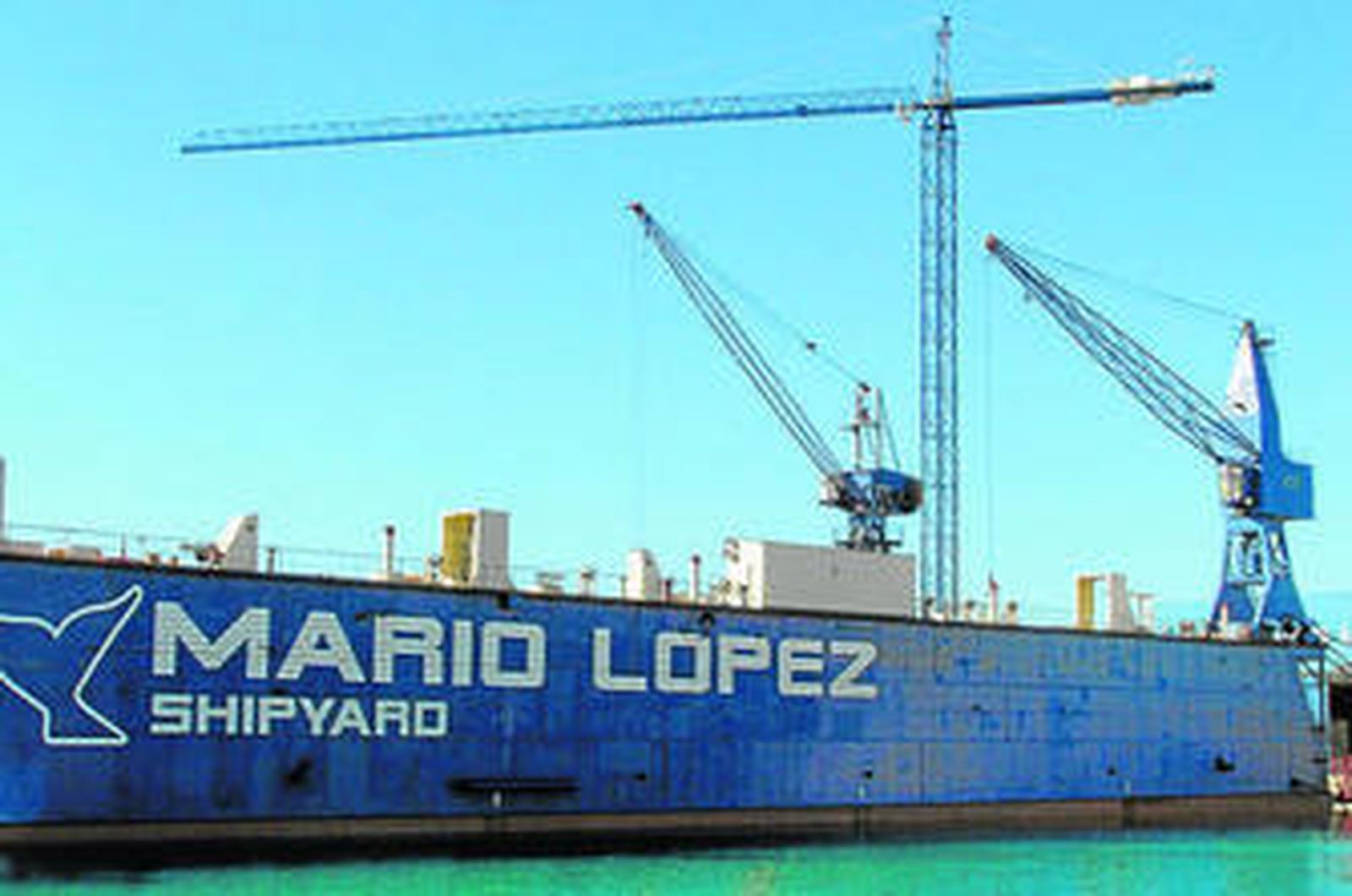 Nueva grúa torre situada en la vertiente Sur del dique flotante.