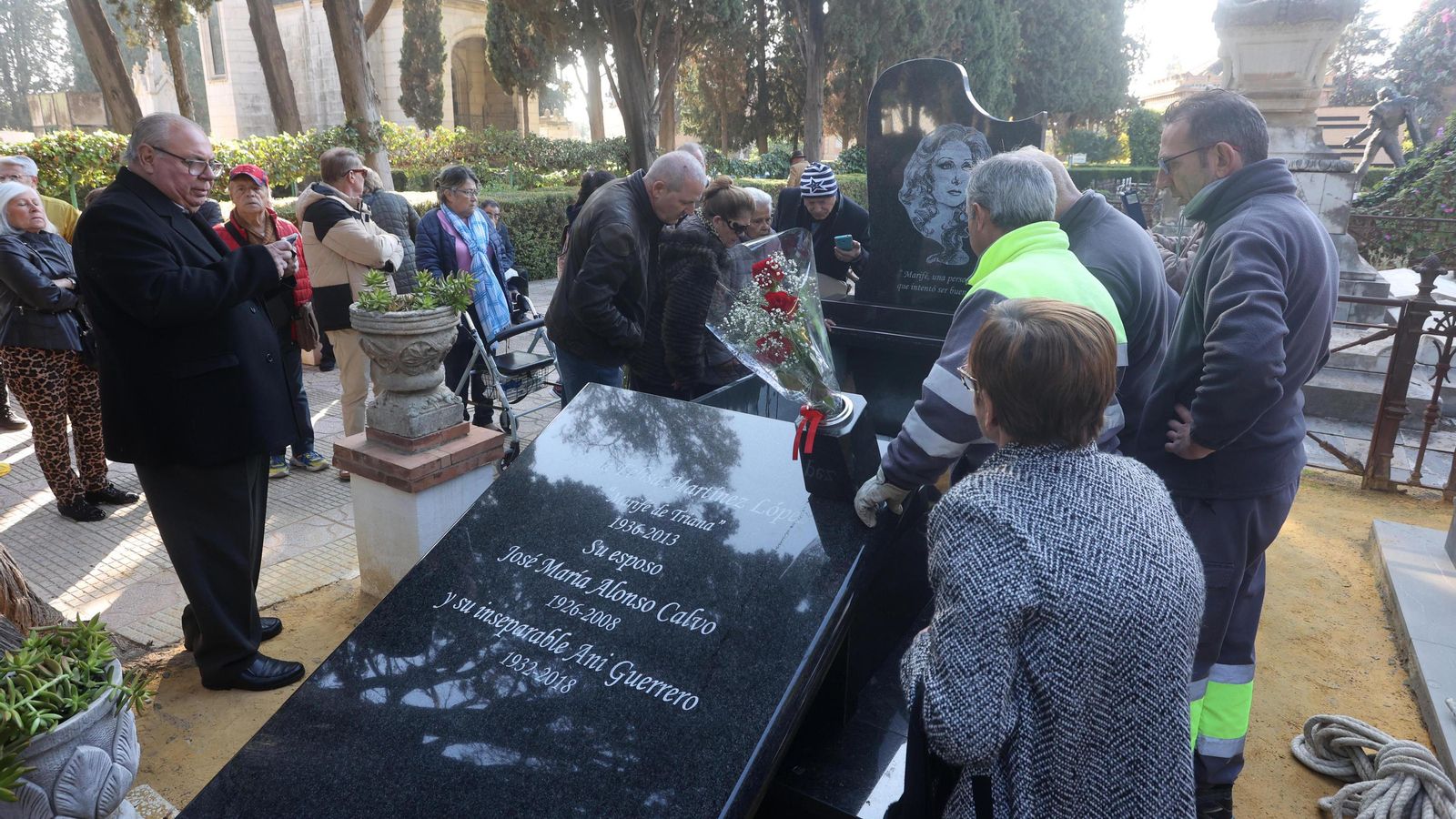 Un momento del entierro en el cementerio de San Fernando de Sevilla.