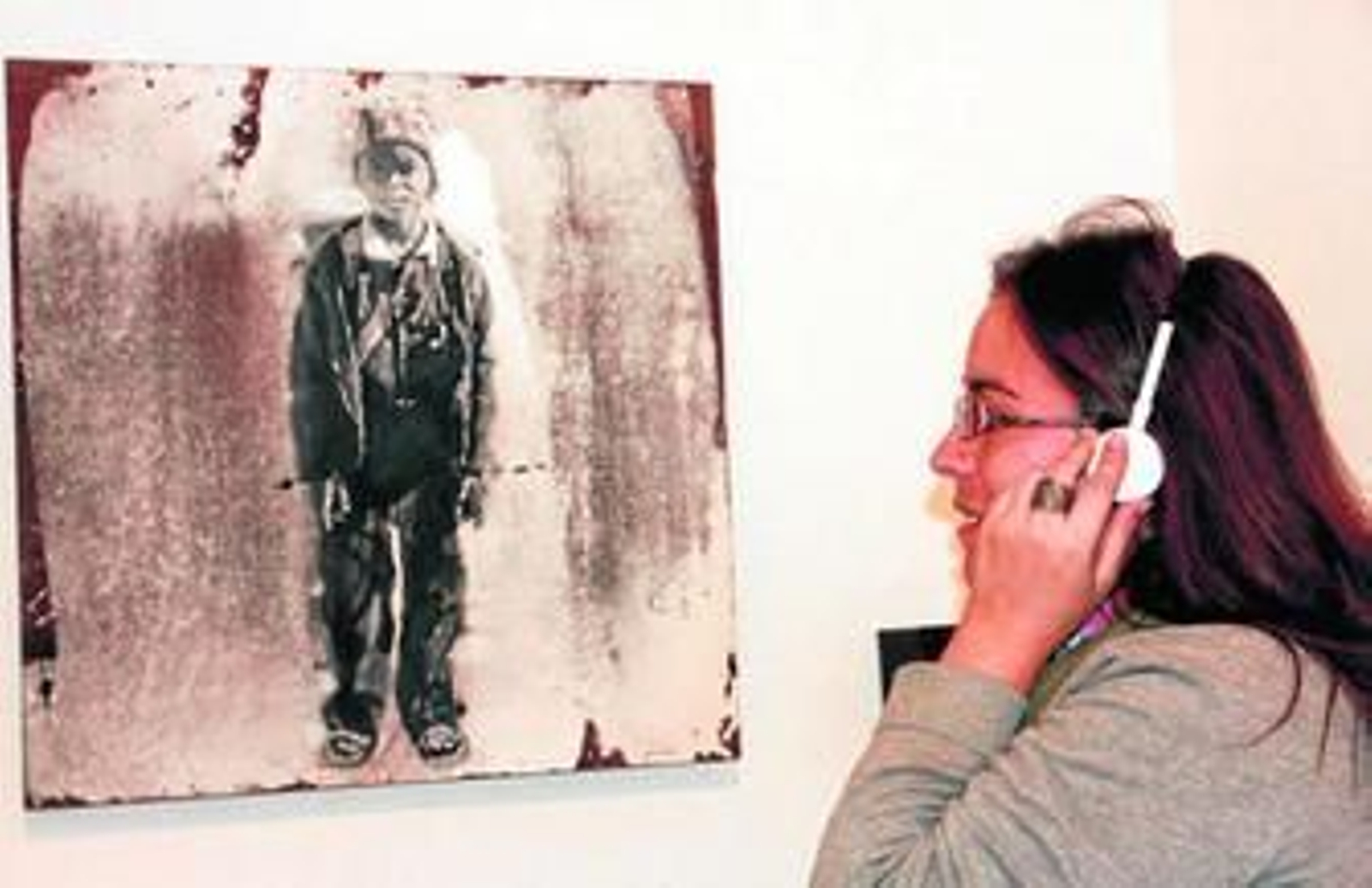 Uno de los cuadros de la exposición 'Angelitos negros' que se muestra en la sala Siglo XXI del Museo de Huelva.