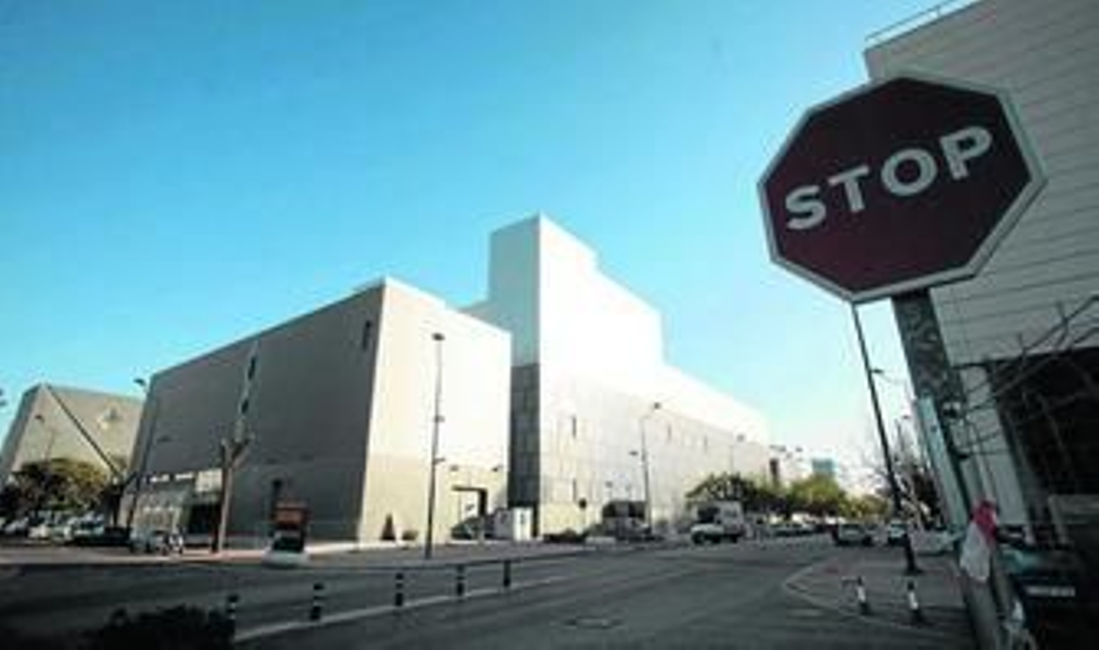 El edificio diseñado por el arquitecto Santiago Fajardo, en apariencia finalizado, espera su destino en la Isla de la Cartuja.