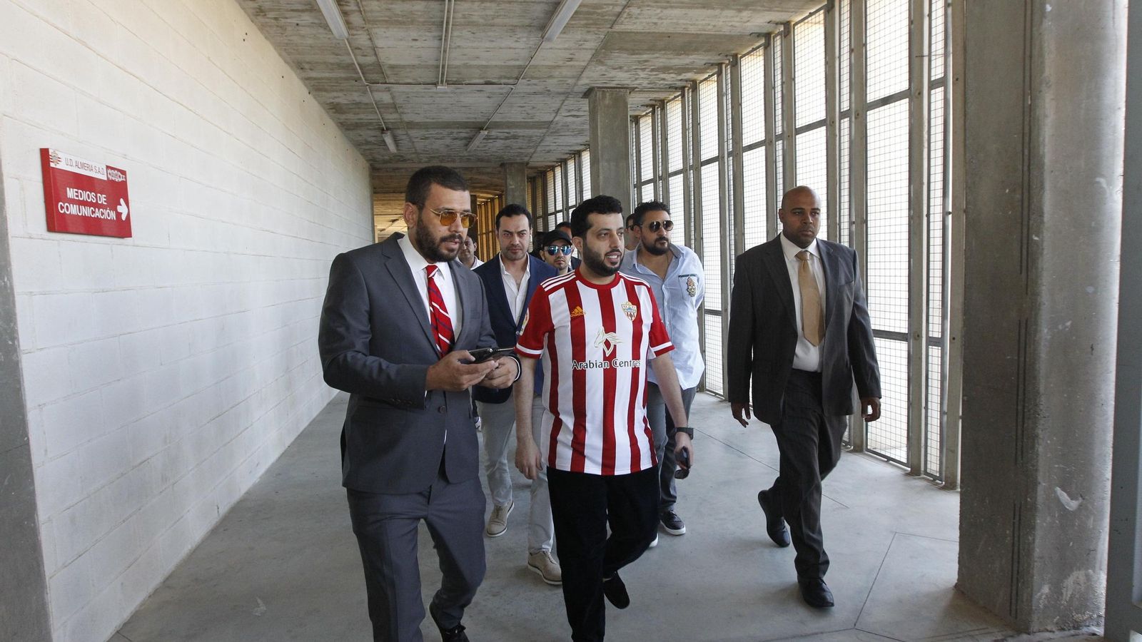Al-Shiekh junto a Mostafa Yilmaz, vicesecretario del club y director de operaciones