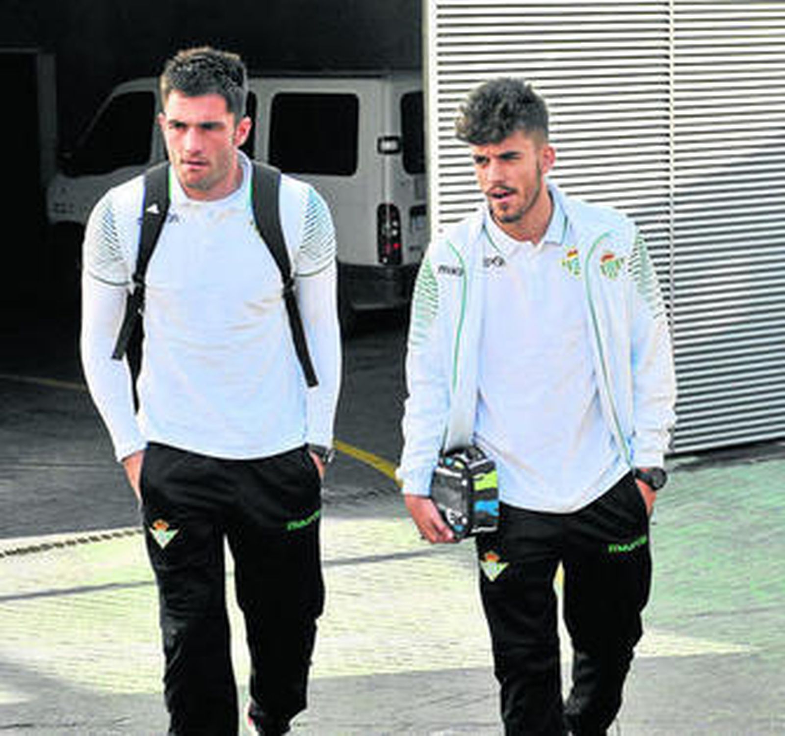 Dani Ceballos junto a Adán en un desplazamiento del equipo.