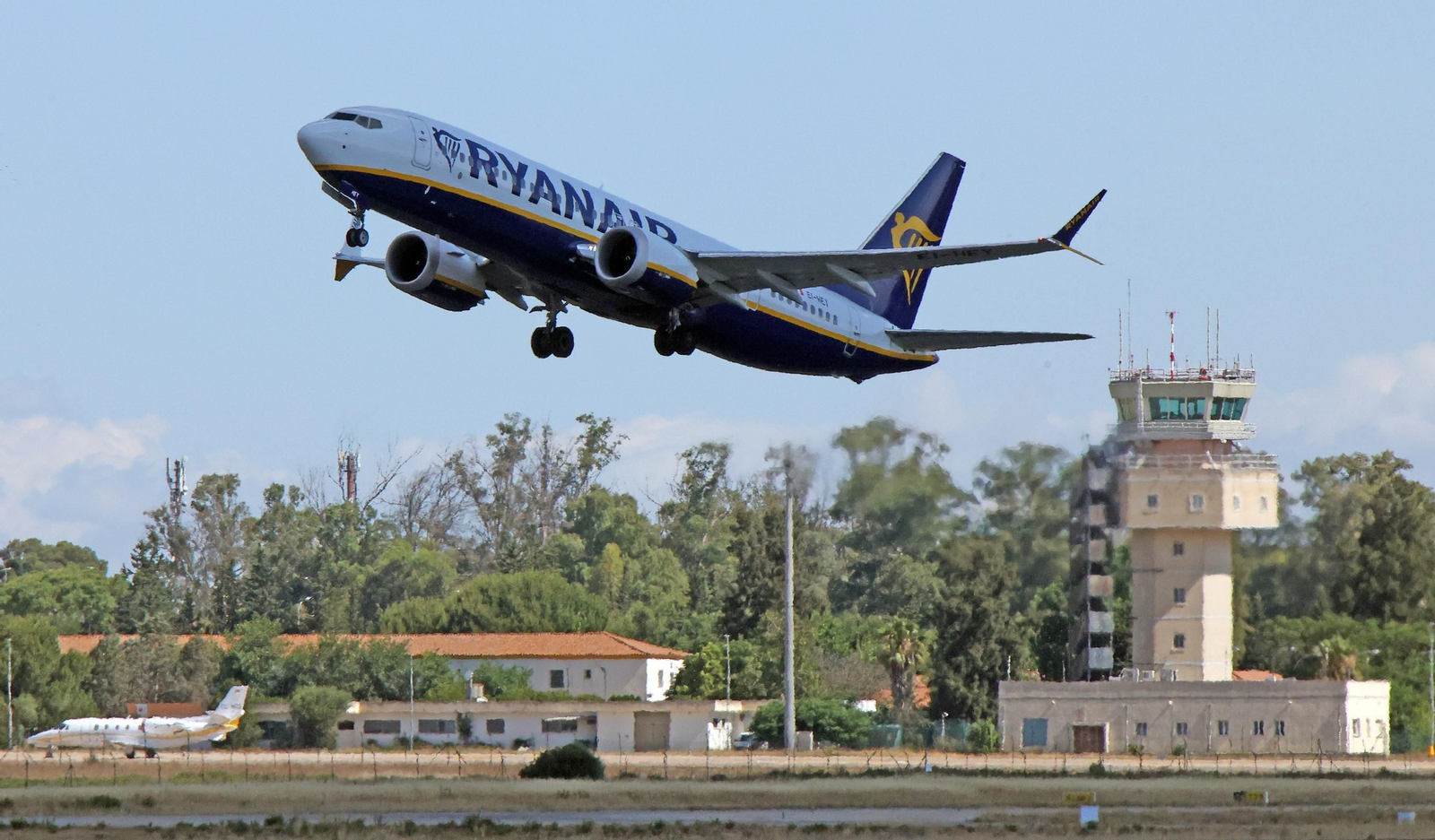 Una avión de Ryanair, despegando del Aeropuerto de Jerez en una imagen de archivo.