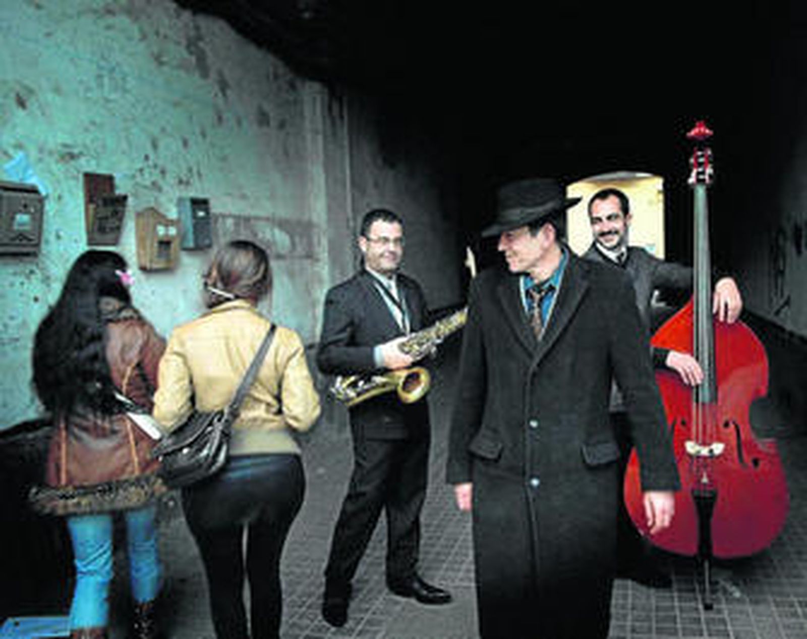Luis Navarro, Fernando Mansilla y Javier Mora, felices en la calle, atentos a las muchachas.
