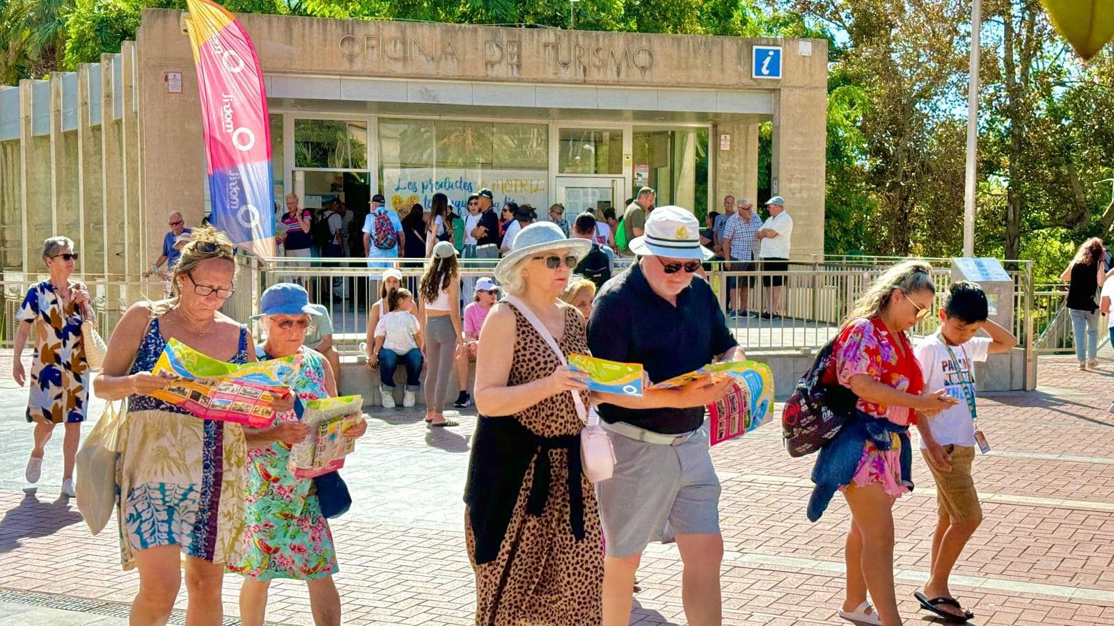 Las calles se han llenado de personas con mapas de la ciudad