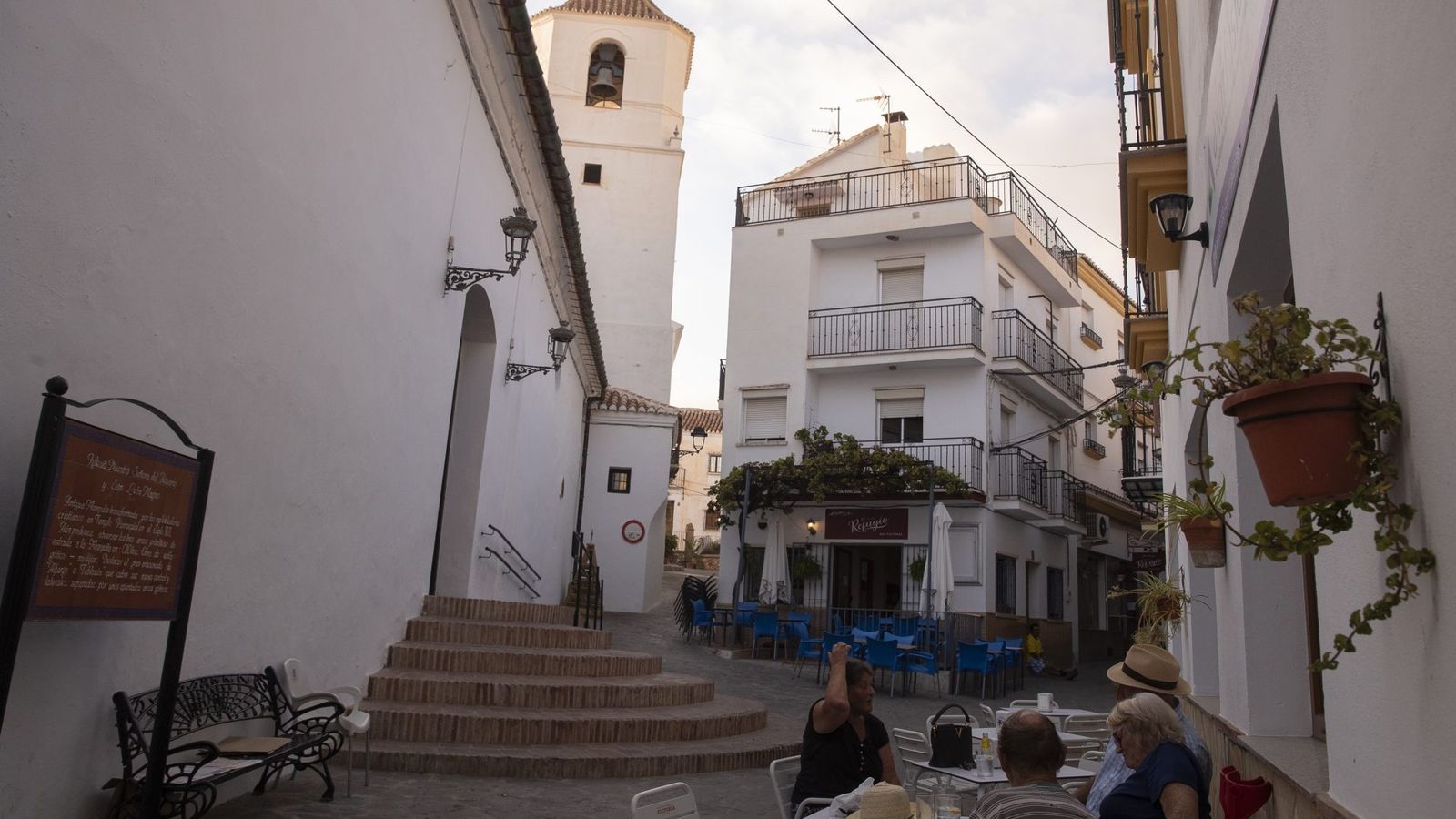 Vista de la Iglesia del Rosario y San León Magno en Canillas de Aceituno (Málaga),