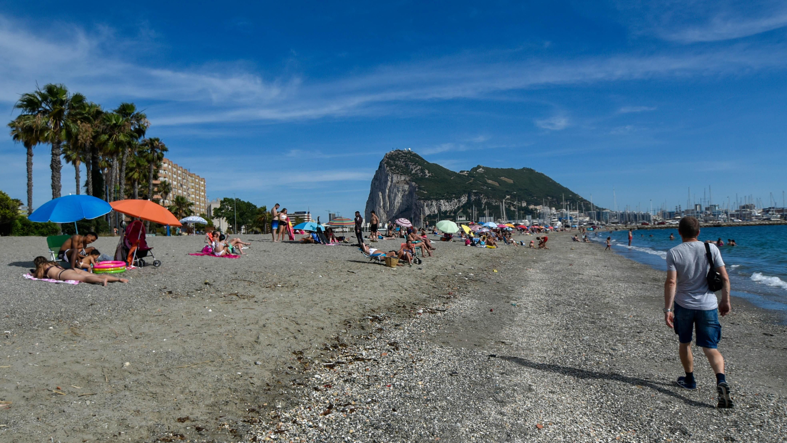 Las fotos de una tarde de sol y playa en La Línea