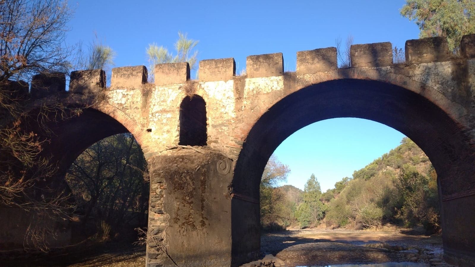Antiguo puente en Encinasola.