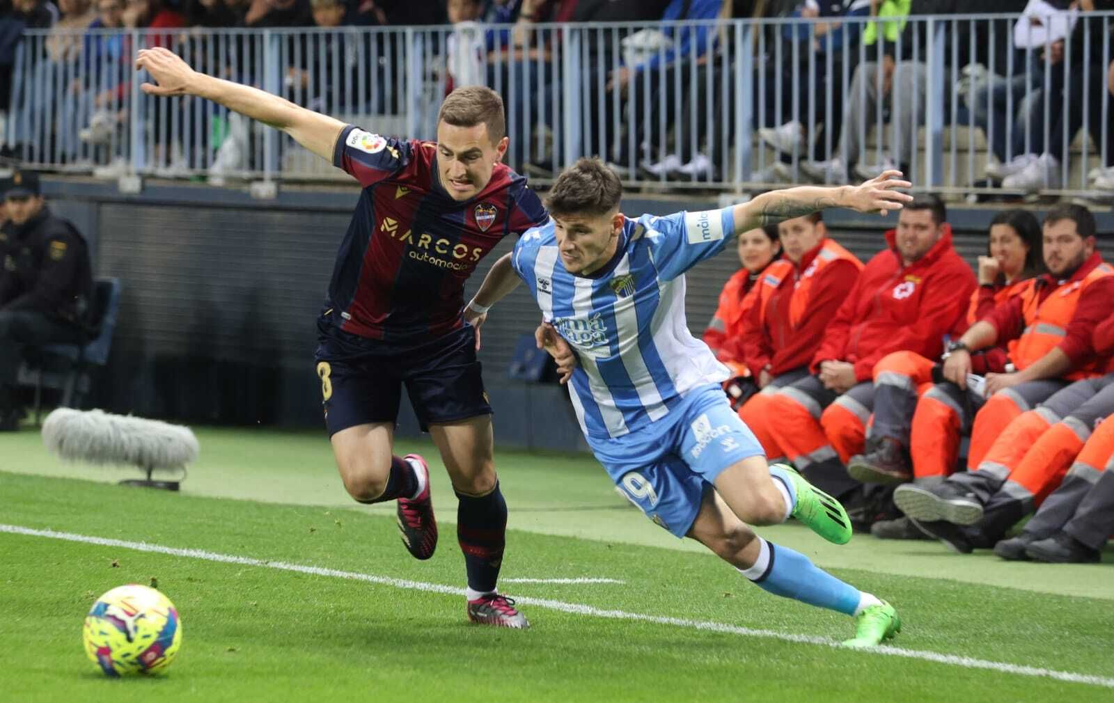 Cristian intentando marcharse en velocidad de un rival.