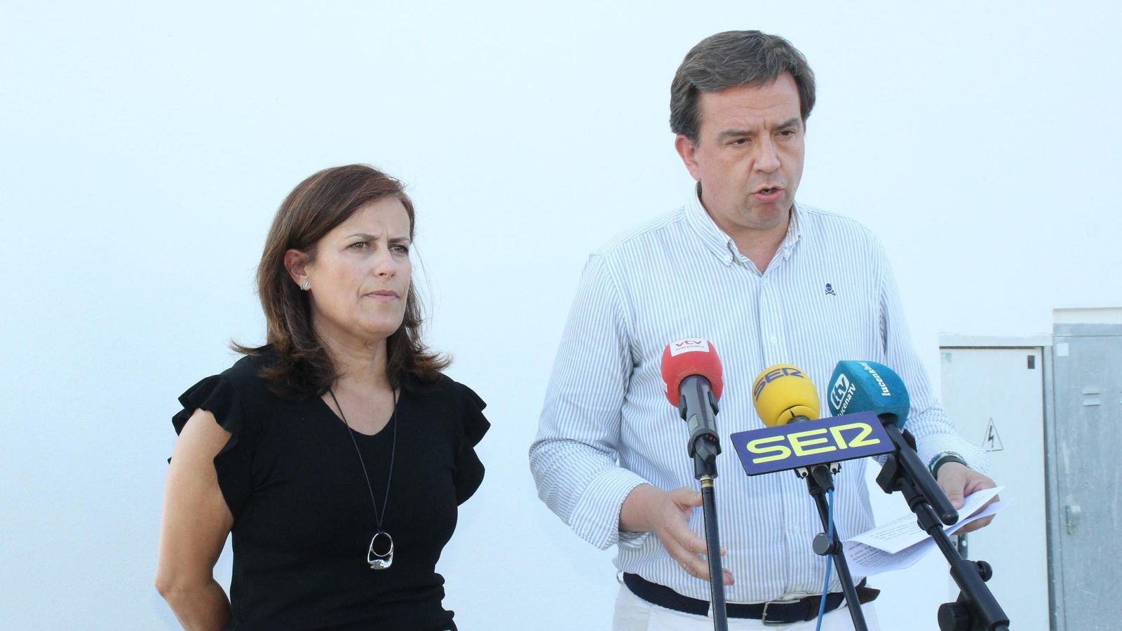 La consejera delegada de Suvilusa, Miriam Ortiz, acompañada por el alcalde de Lucena, Aurelio Fernández La consejera delegada de Suvilusa, Miriam Ortiz, acompañada por el alcalde de Lucena, Aurelio Fernández