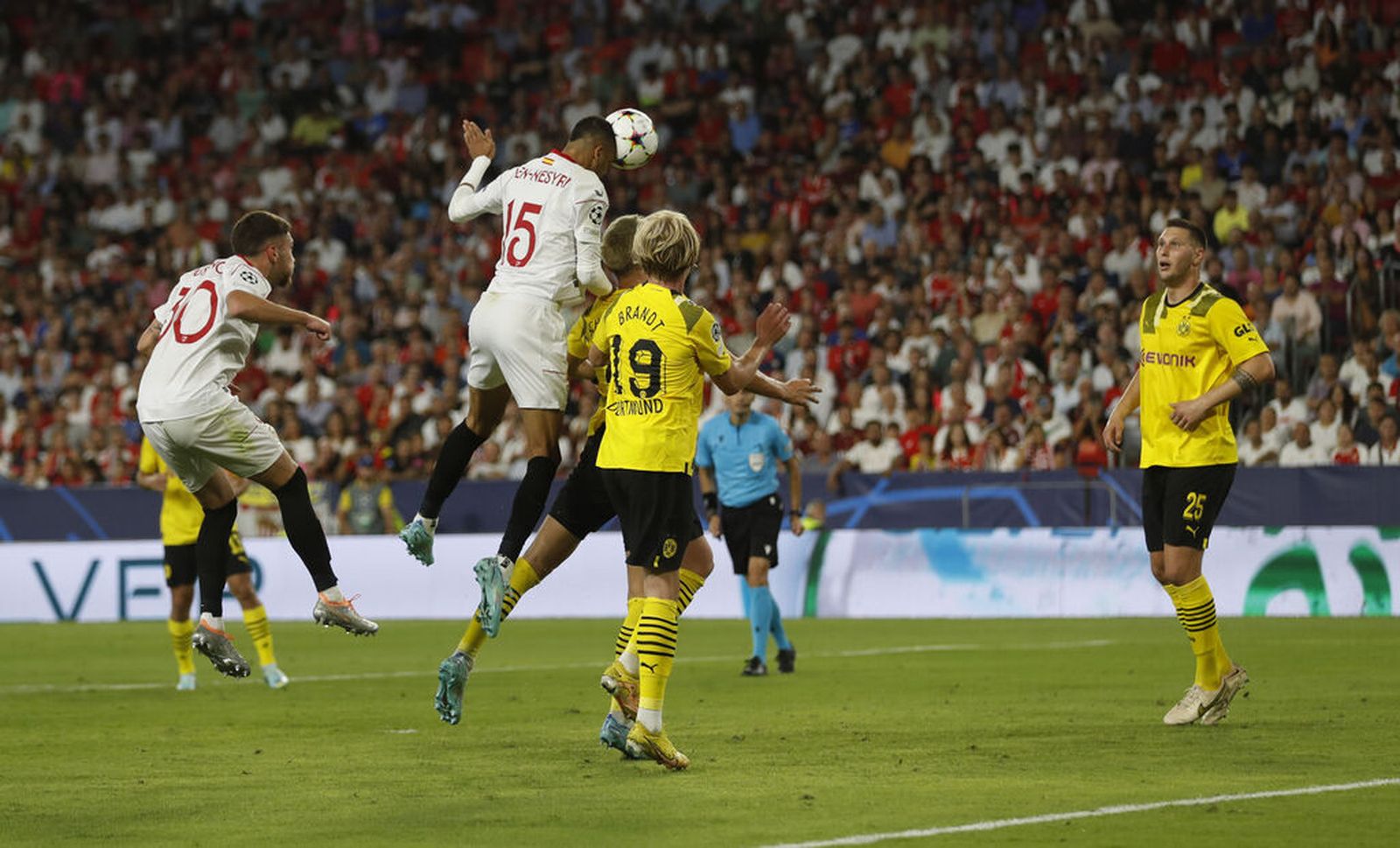 En-Nesyri remata ante Brandt y Süle junto a José Ángel en el Sevilla-Dortmund.