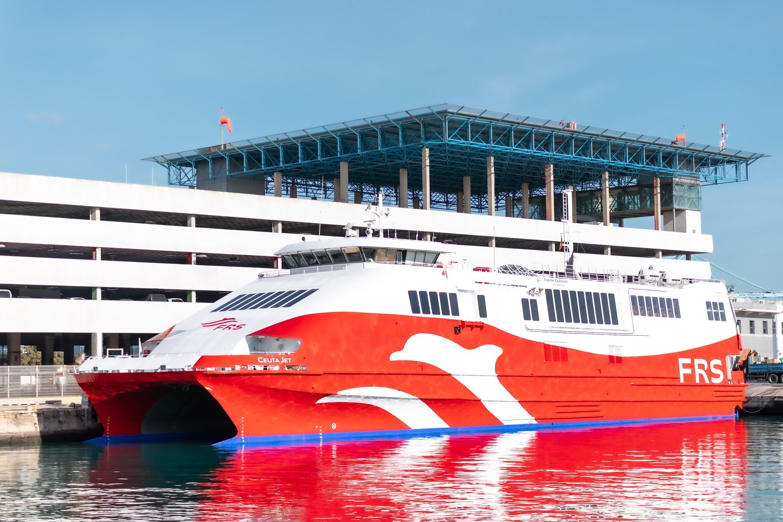 El buque Ceuta Jet de FRS.