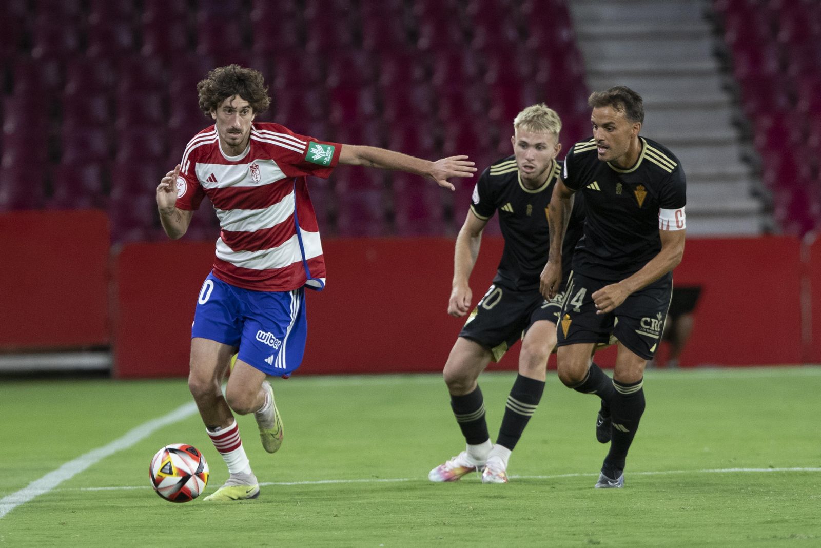 Carlos Pérez es perseguido por dos contrarios.