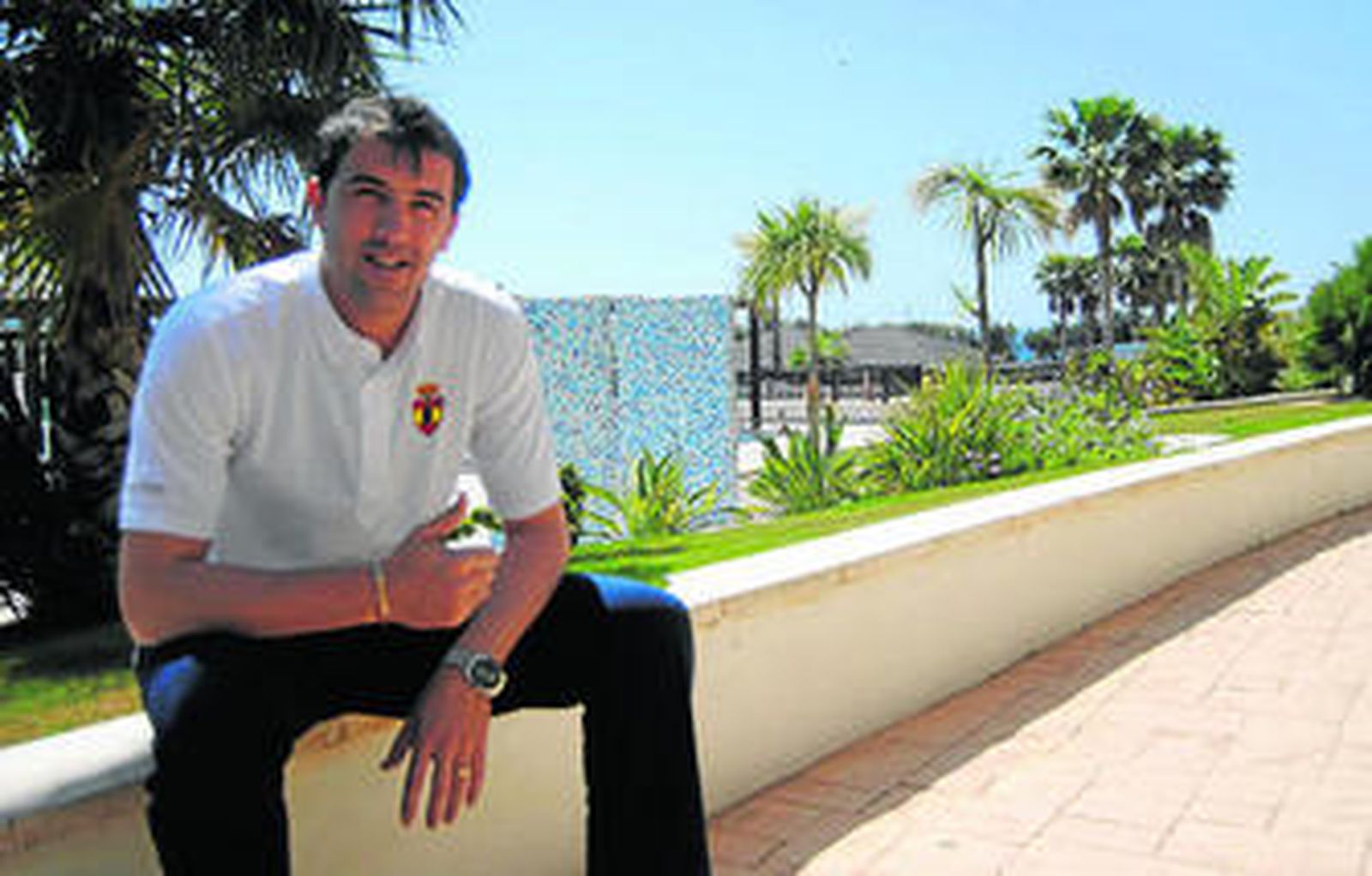 Pirri posa sonriente en las instalaciones del Hotel 'Barceló Cabo de Gata' después del entrenamiento.