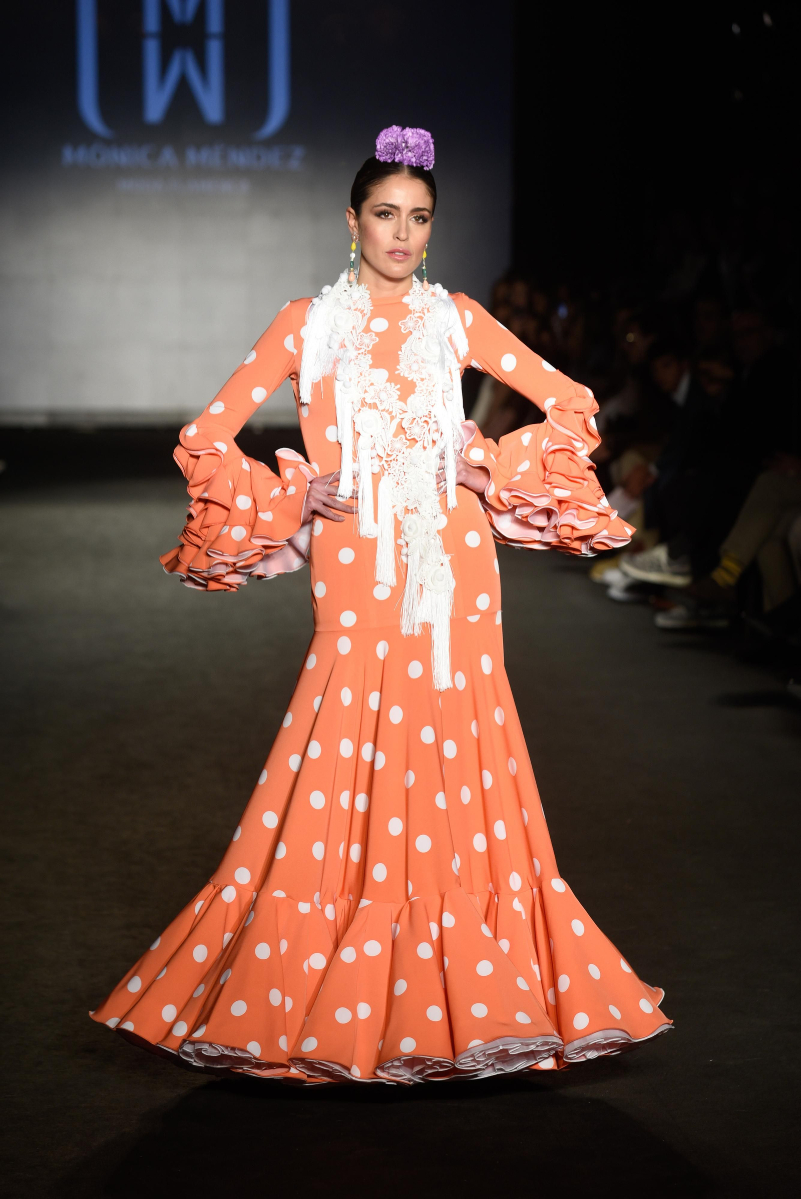 Un diseño de Mónica Méndez con el talle más elevado y la falda abierta.