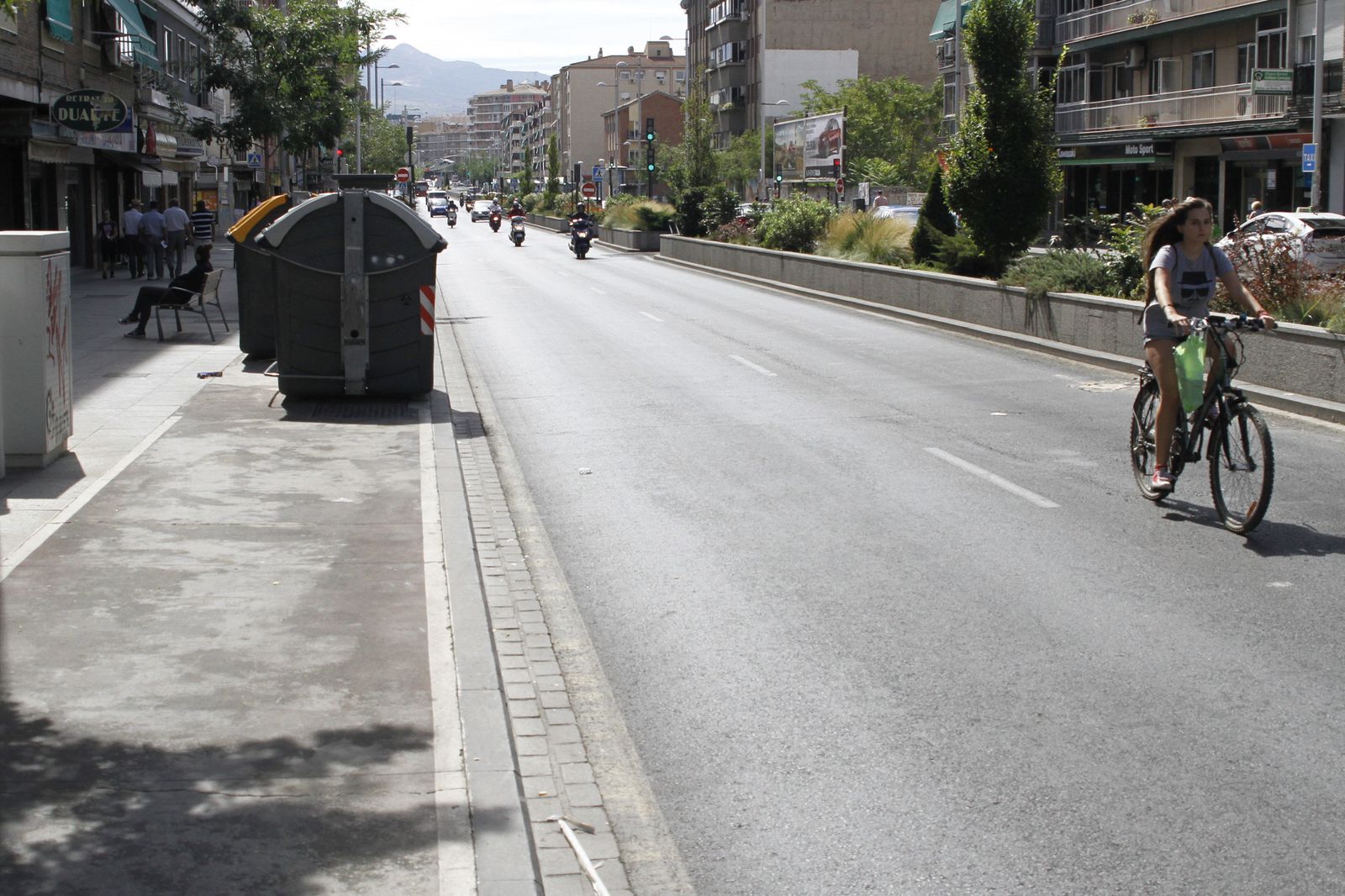 Cada vez más ciclistas abandonan el carril bici y circulan por la calzada.