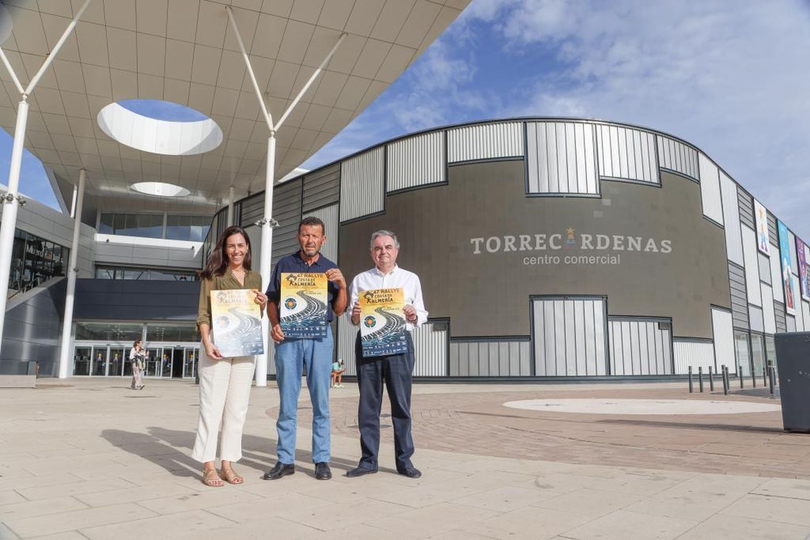 La gerente del Centro Comercial Torrecárdenas, Nadia Fernandes, y el presidente del AC Almería, José Manuel López Collado, firmaron el acuerdo