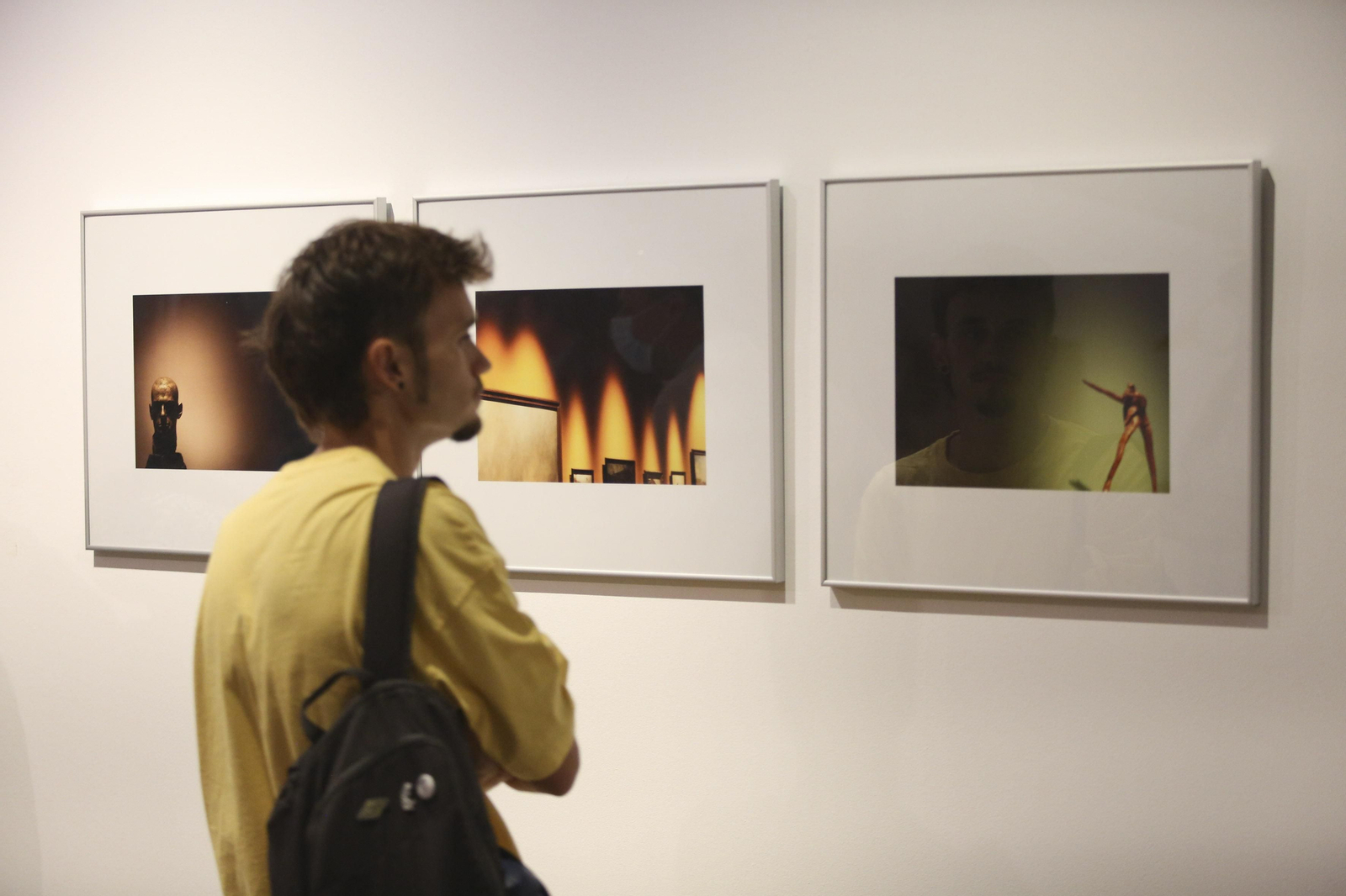 Un joven observa la muestra 'Otras miradas. Tiempo de exposición', este martes