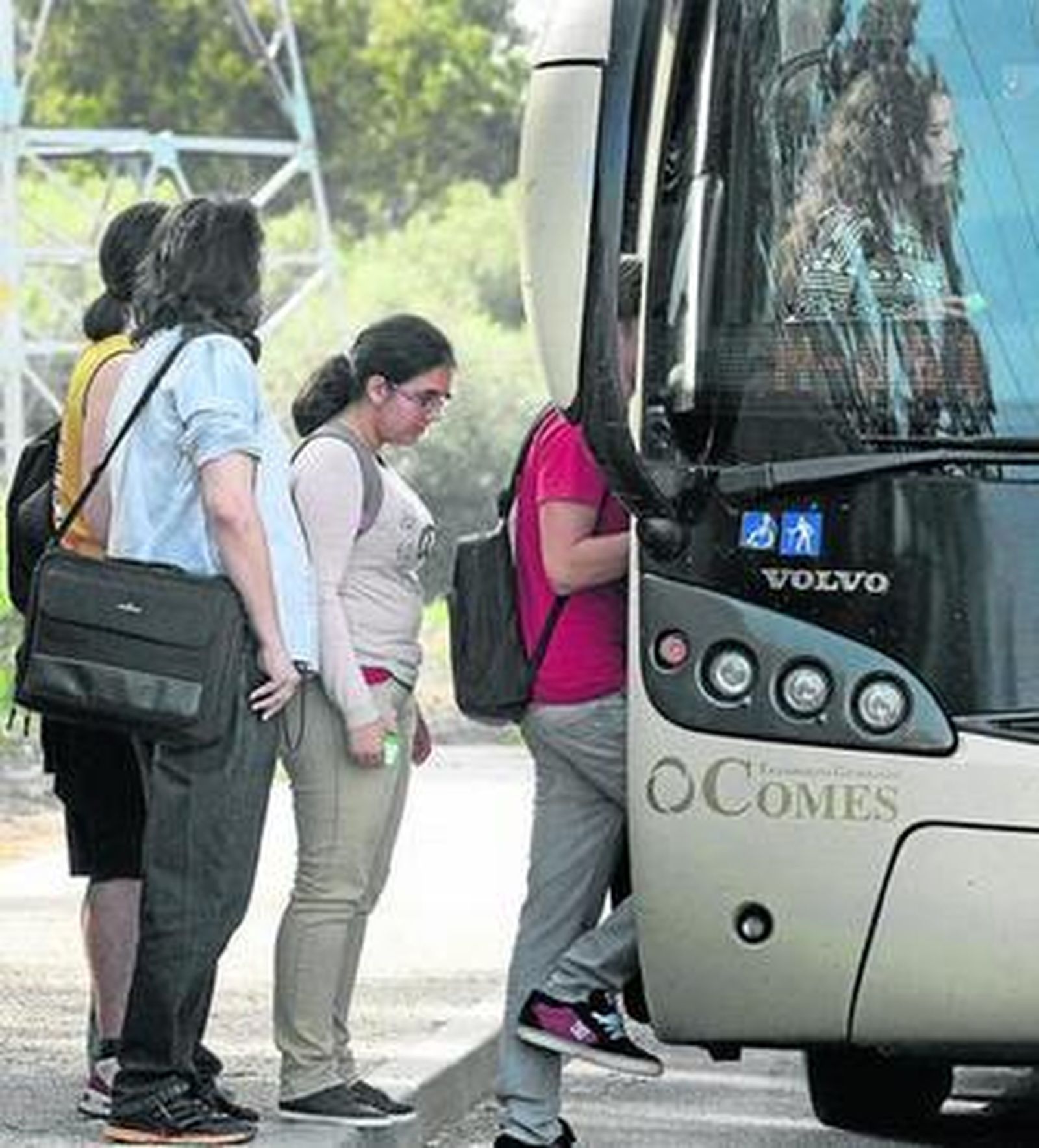 La AECP, que se suma a la huelga educativa, pide la reducción del precio del transporte público para los estudiantes.