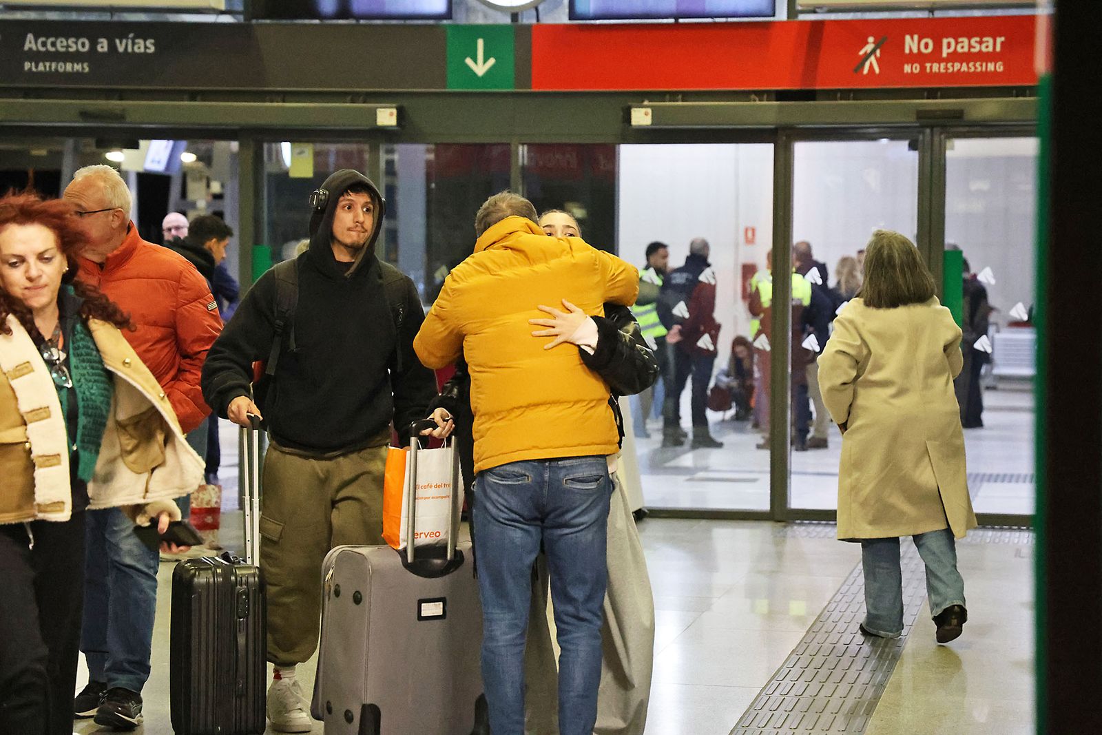 Las Fotografías del dispositivo de urgencia en la estación de Huelva para los afectados por el tren accidentado