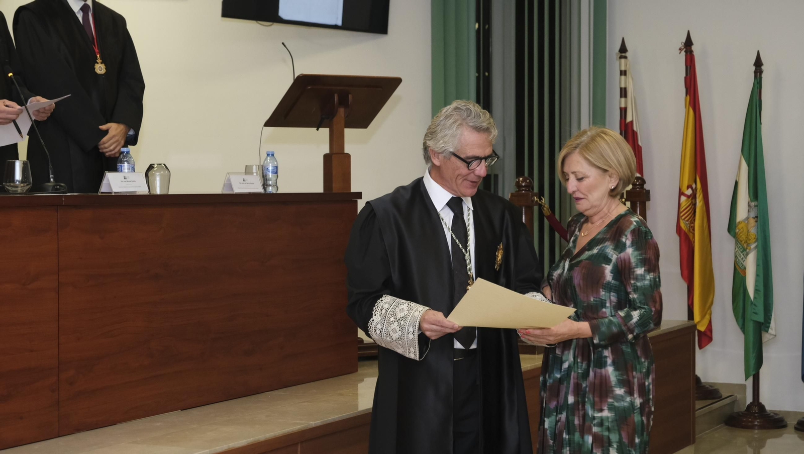 Entrega de insignias de 25 años de colegiado en el Colegio de Abogados de Almería, en imágenes