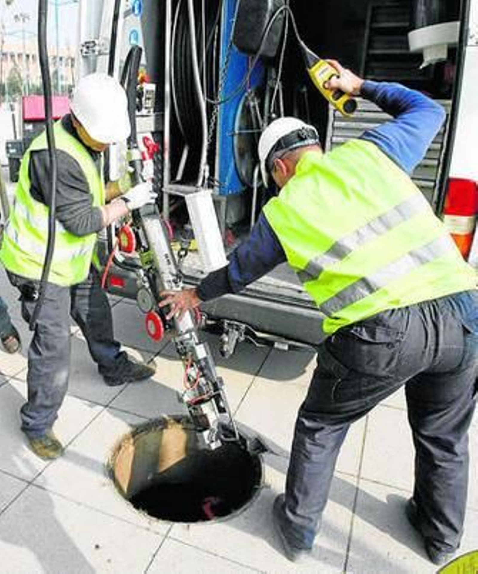 Proceso de instalación de un cable de fibra óptica.