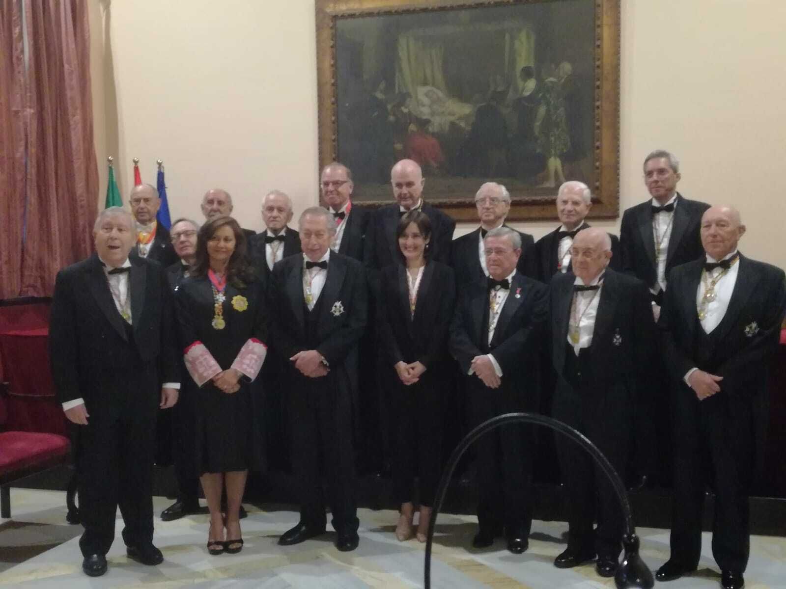 María del Amor Albert y otros académicos tras su discurso de ingreso