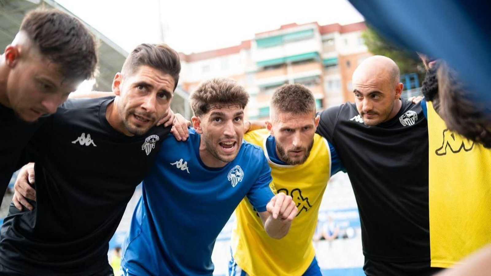 Escudero arenga a sus compañeros antes de un partido del Sabadell.