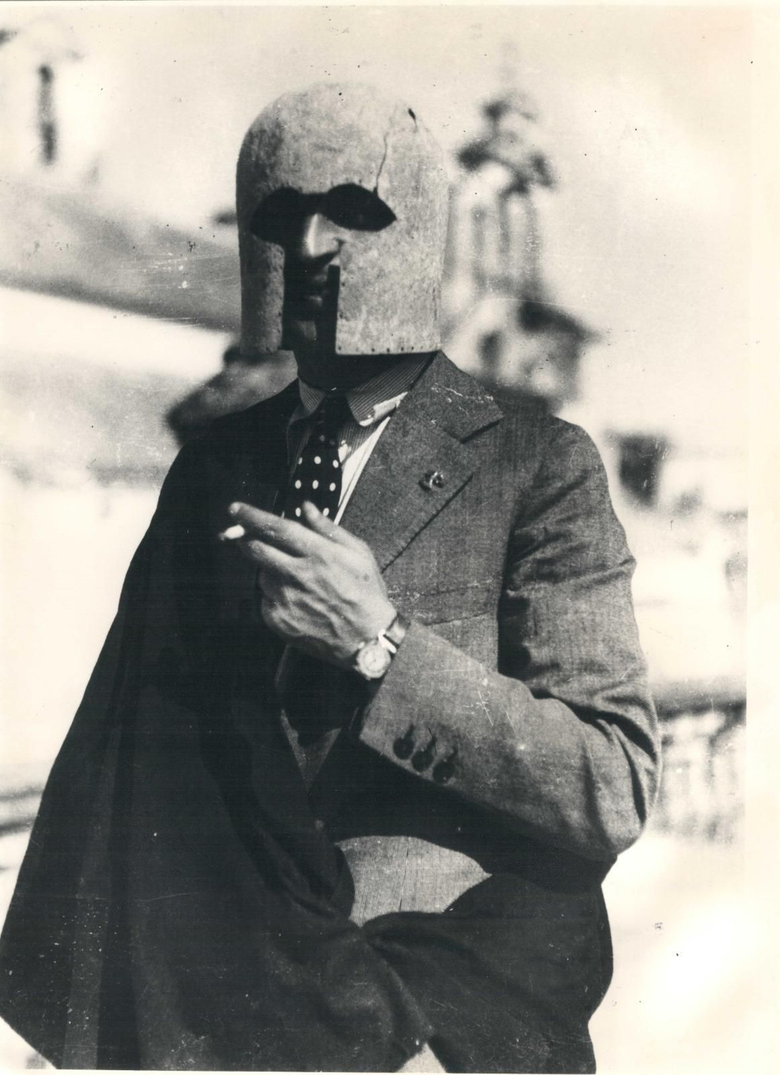 Manuel Esteve posa con el casco griego.