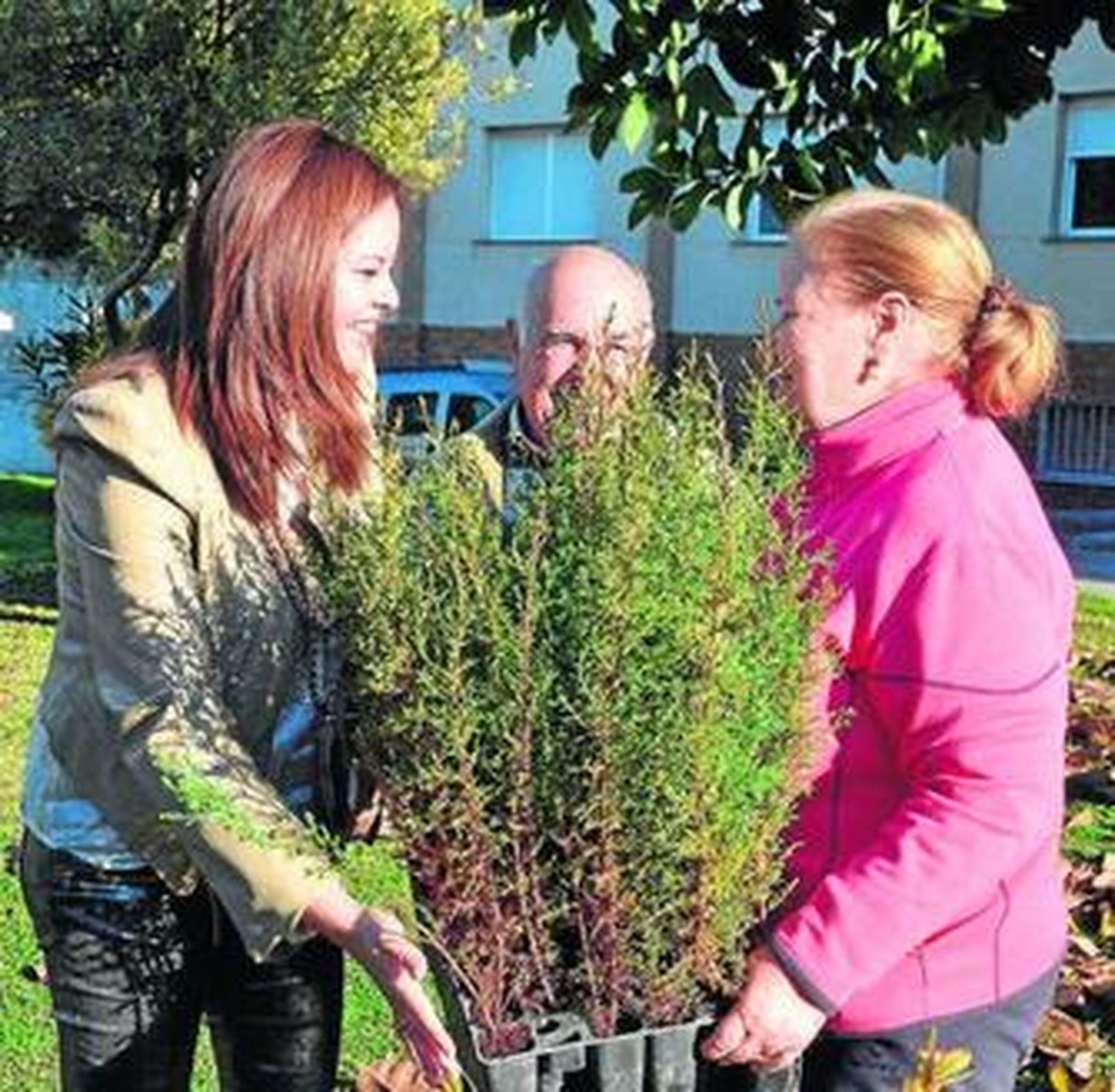 Silvia López, ayer en la Estación de Enología durante la entrega de plantas a los agricultores de Coag.